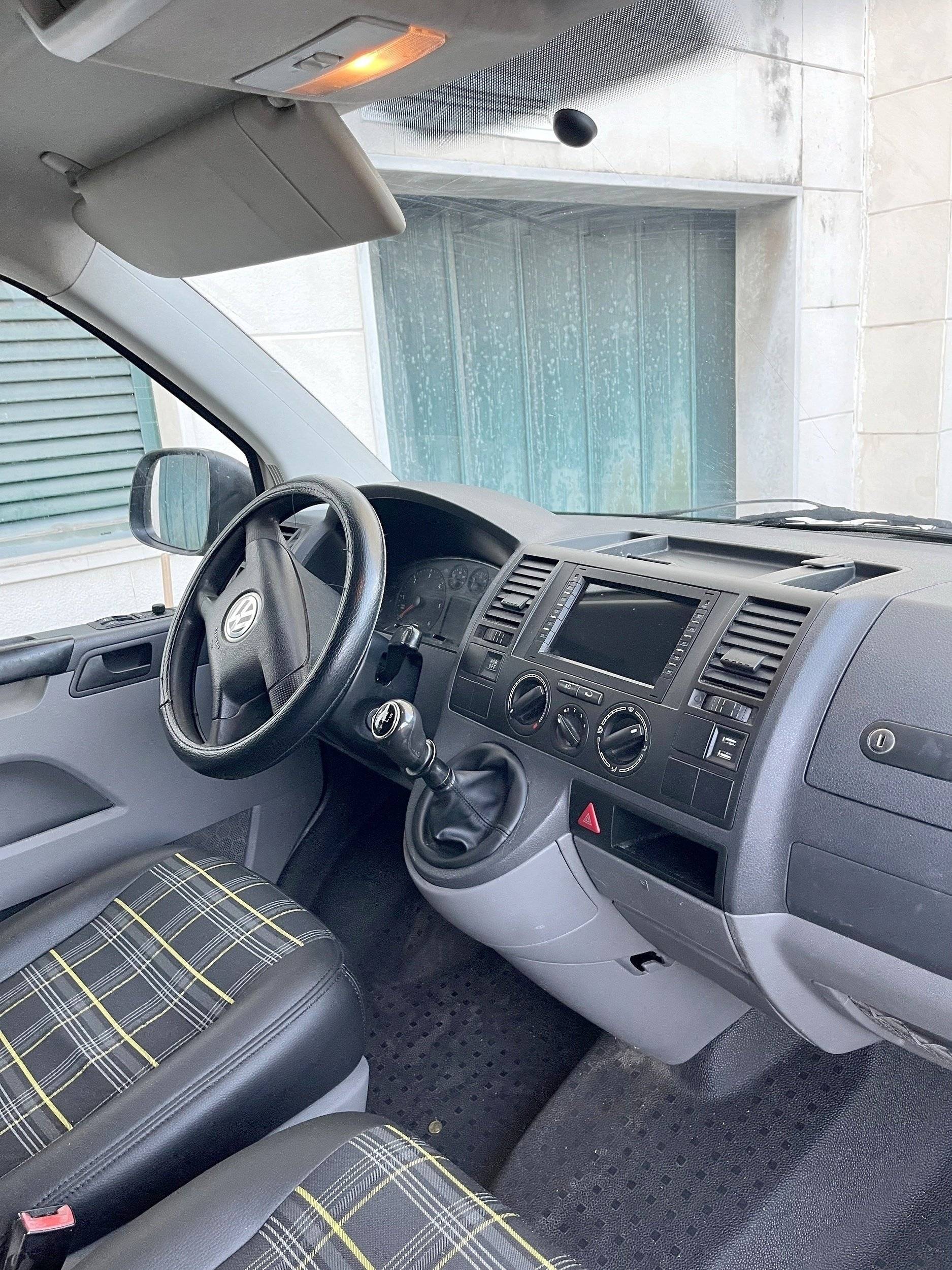 Driver's compartment Volkswagen T5 1,9 l 102 ch - Yescapa