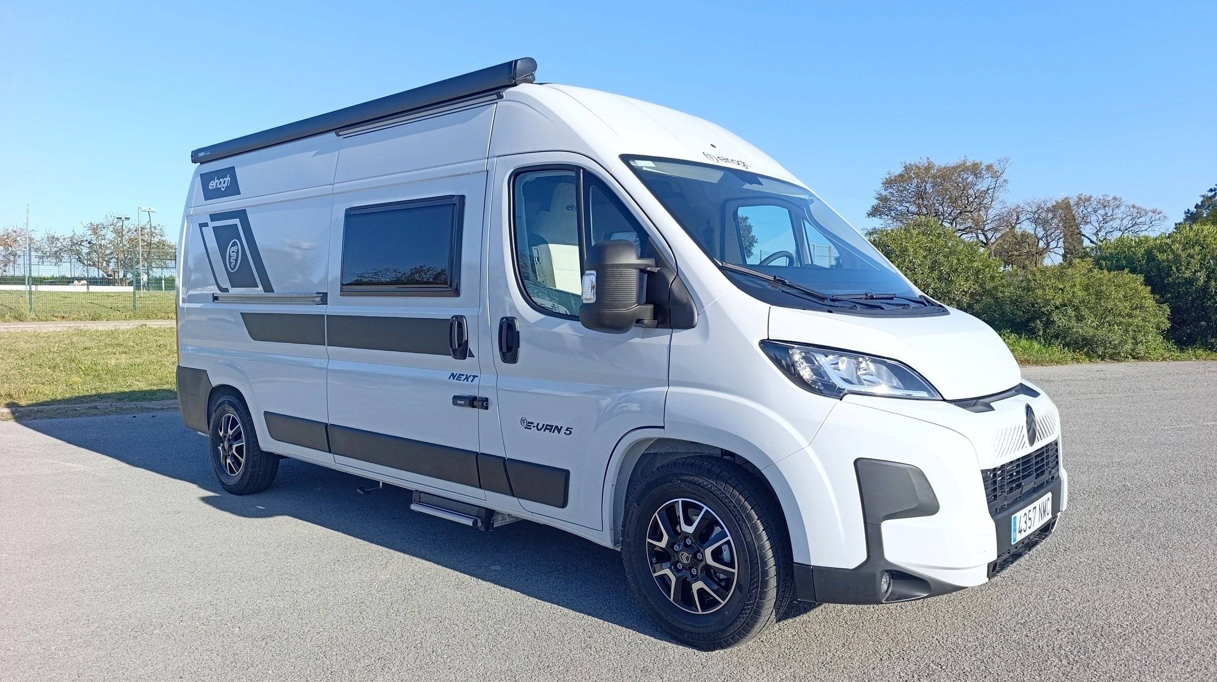 Vista del vehículo ángulo delantero Citroën 2.2L 140CV - Yescapa