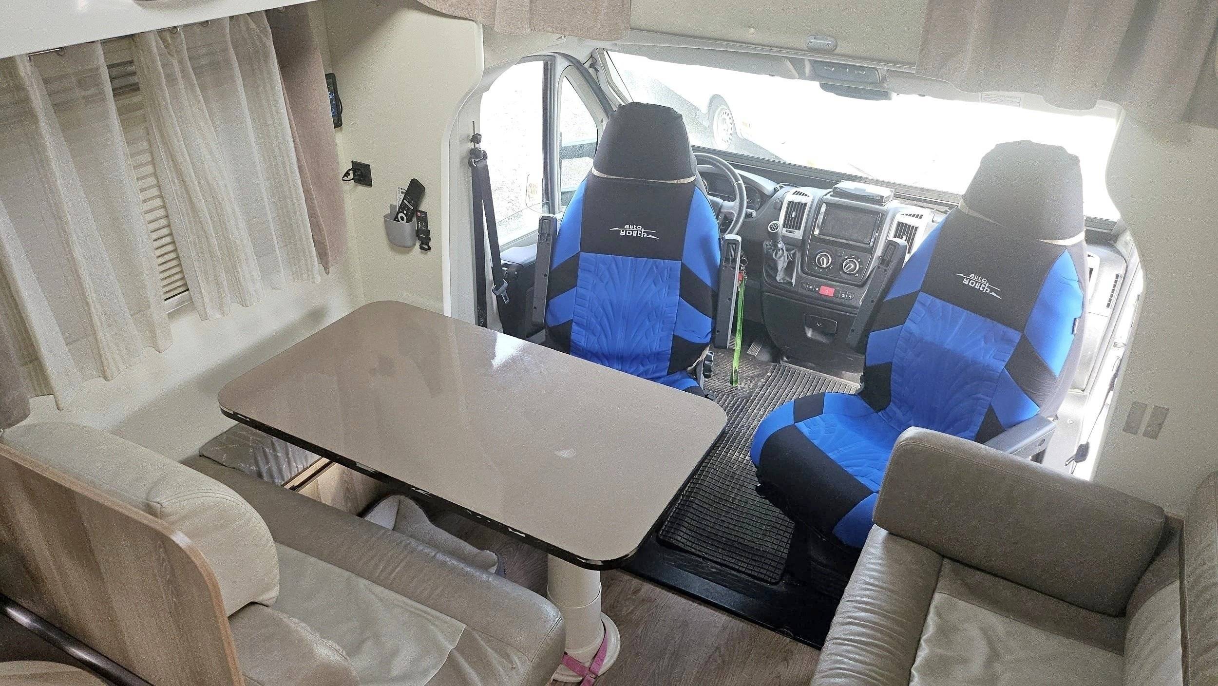 Dining Area Peugeot 2.2 140Bhp HDI - Yescapa