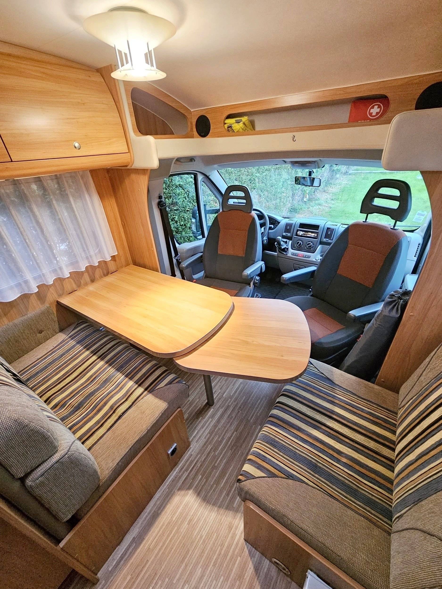 Dining Area Fiat Ducato 2,3 l Multijet 130 ch. - Yescapa
