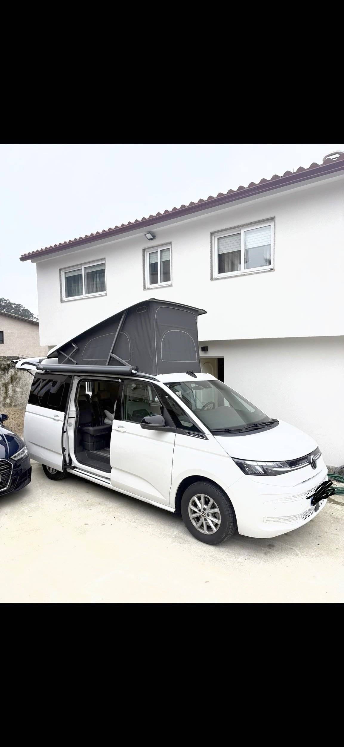 Vue avant de 3/4 Volkswagen T7 California Ocean - Yescapa