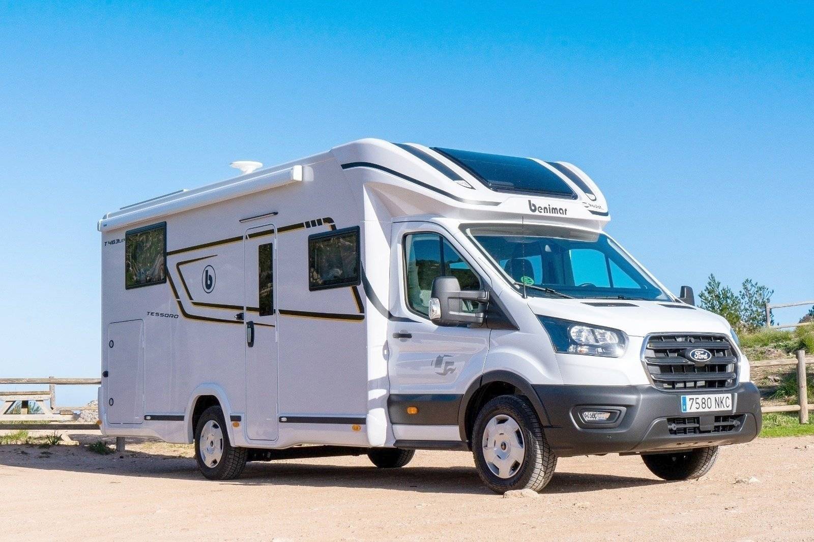 schräge Vorderansicht Ford Benimar - Yescapa