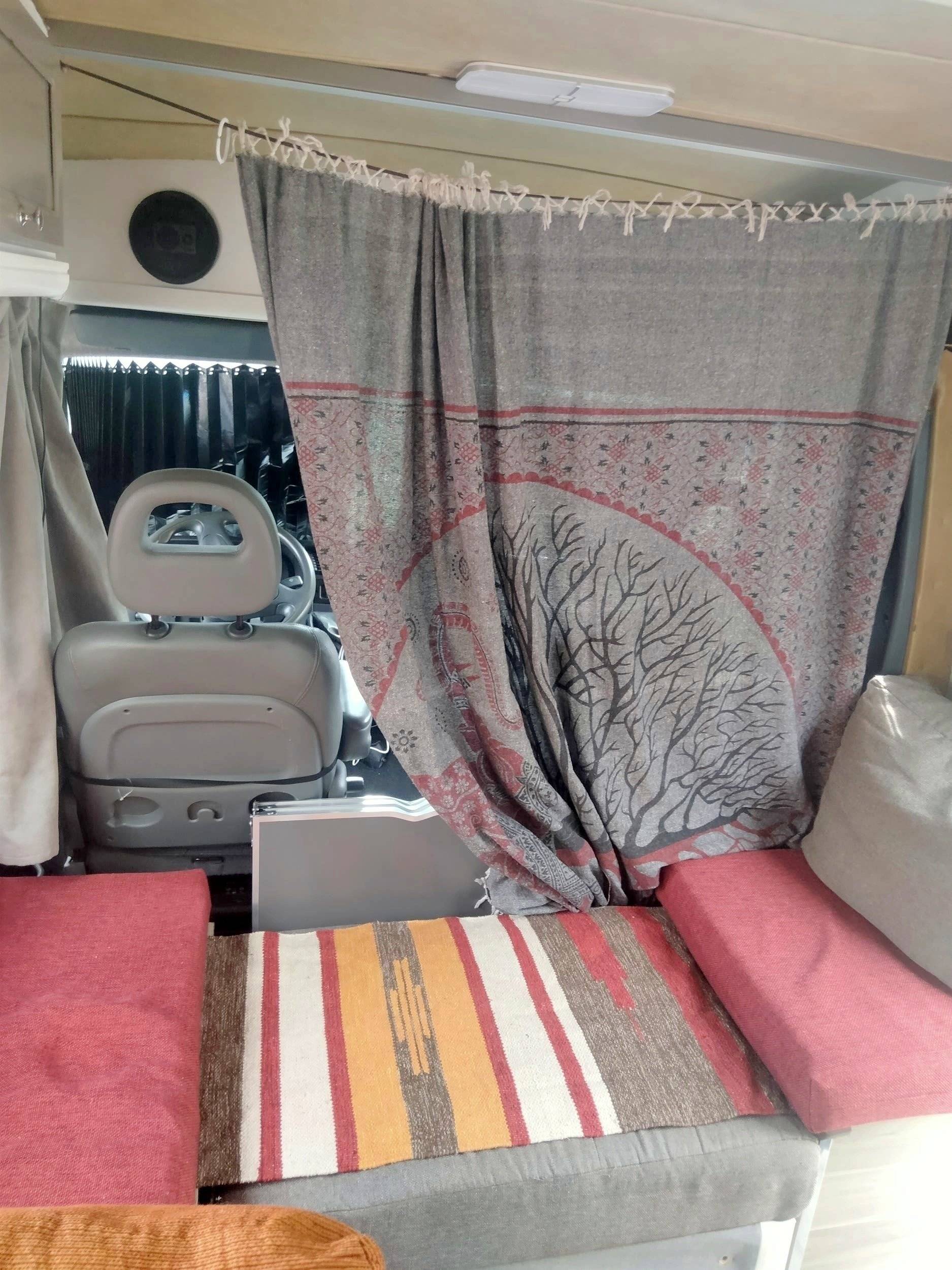 Dining Area Fiat 2.8 l JTD Maxi 127 Ch - Yescapa