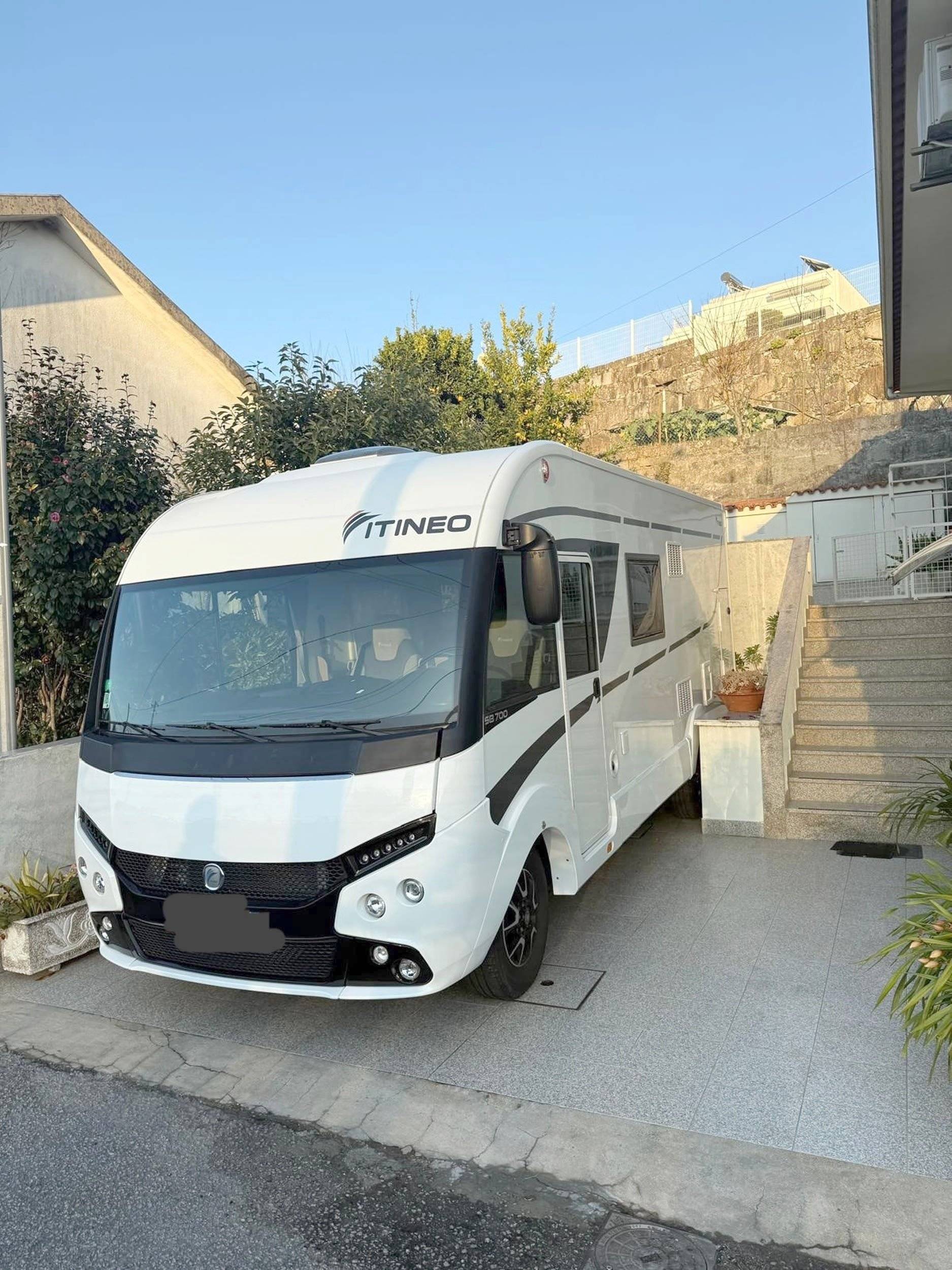 schräge Vorderansicht Fiat Ducato 2,3 l 130 ch. - Yescapa