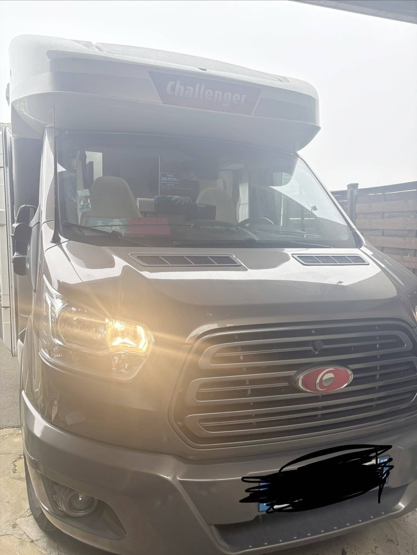 Vista del vehículo ángulo delantero Ford Transit 2,2 l TDCi 115 ch. - Yescapa