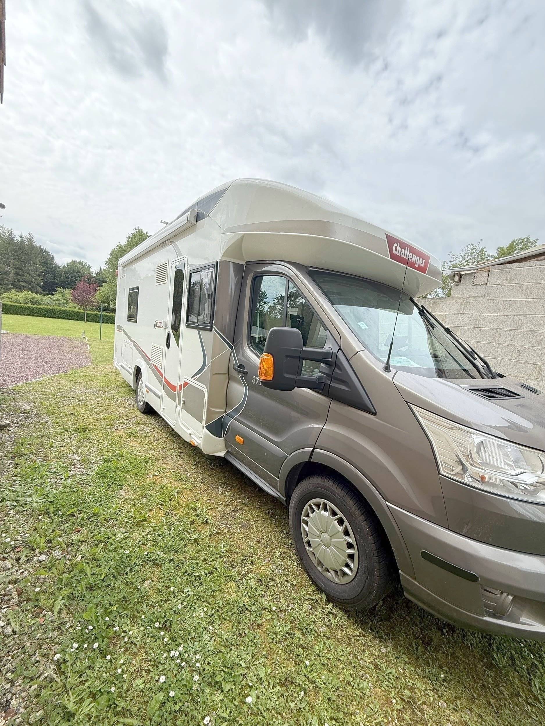 schräge Vorderansicht Ford Transit 2,2 l TDCi 115 ch. - Yescapa