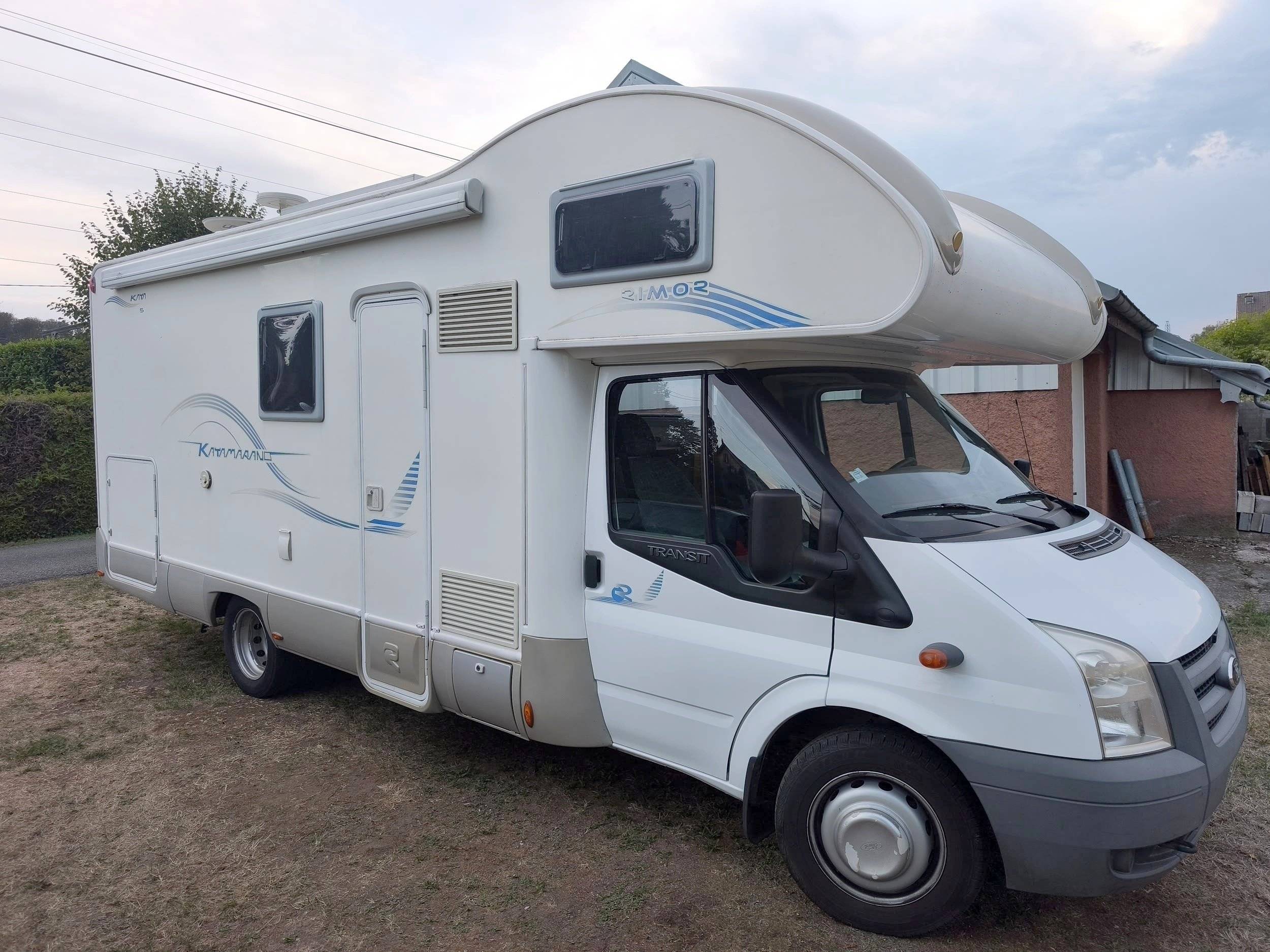 Front view from 3/4 Ford - Yescapa