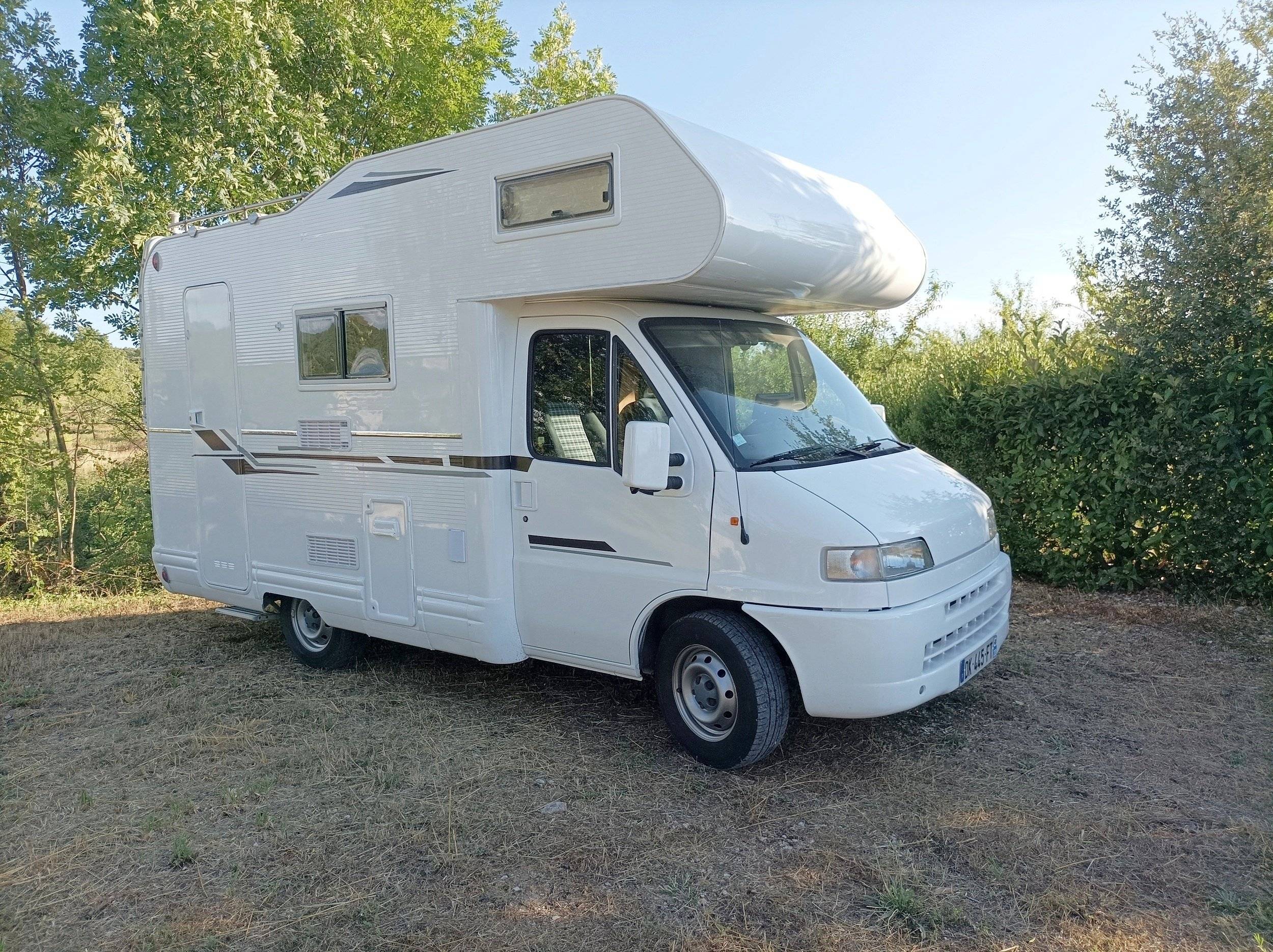 Vue avant de 3/4 Fiat Ducato 1.9 TD. 90CV. - Yescapa