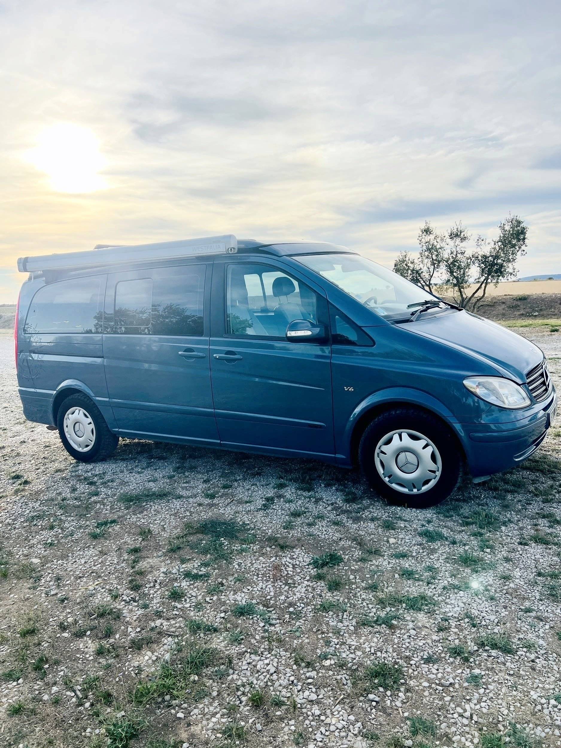 Vista de 3/4 Mercedes Viano Marco Polo Westfalia - Yescapa