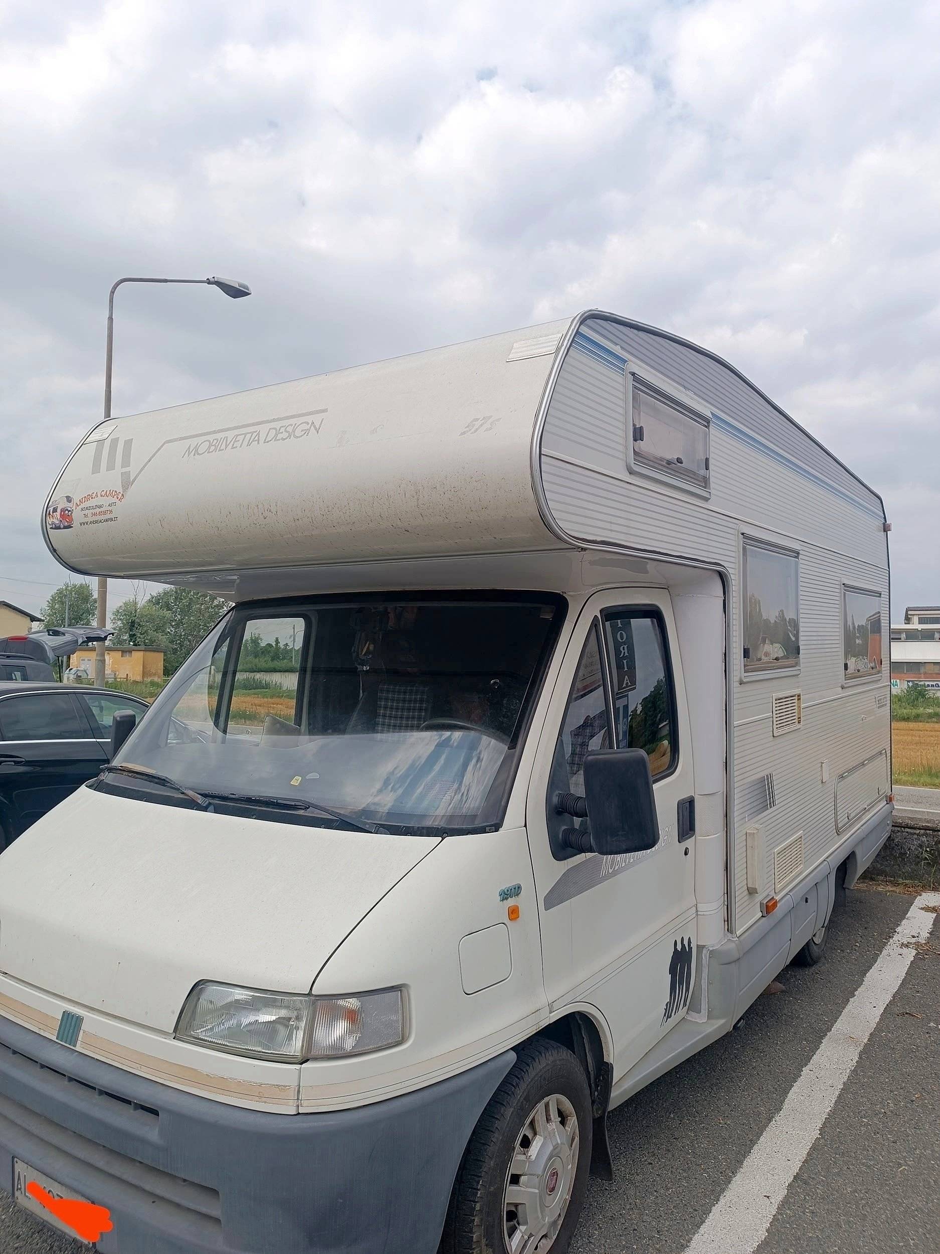 Vue avant de 3/4 Fiat Ducato 1.9 - Yescapa