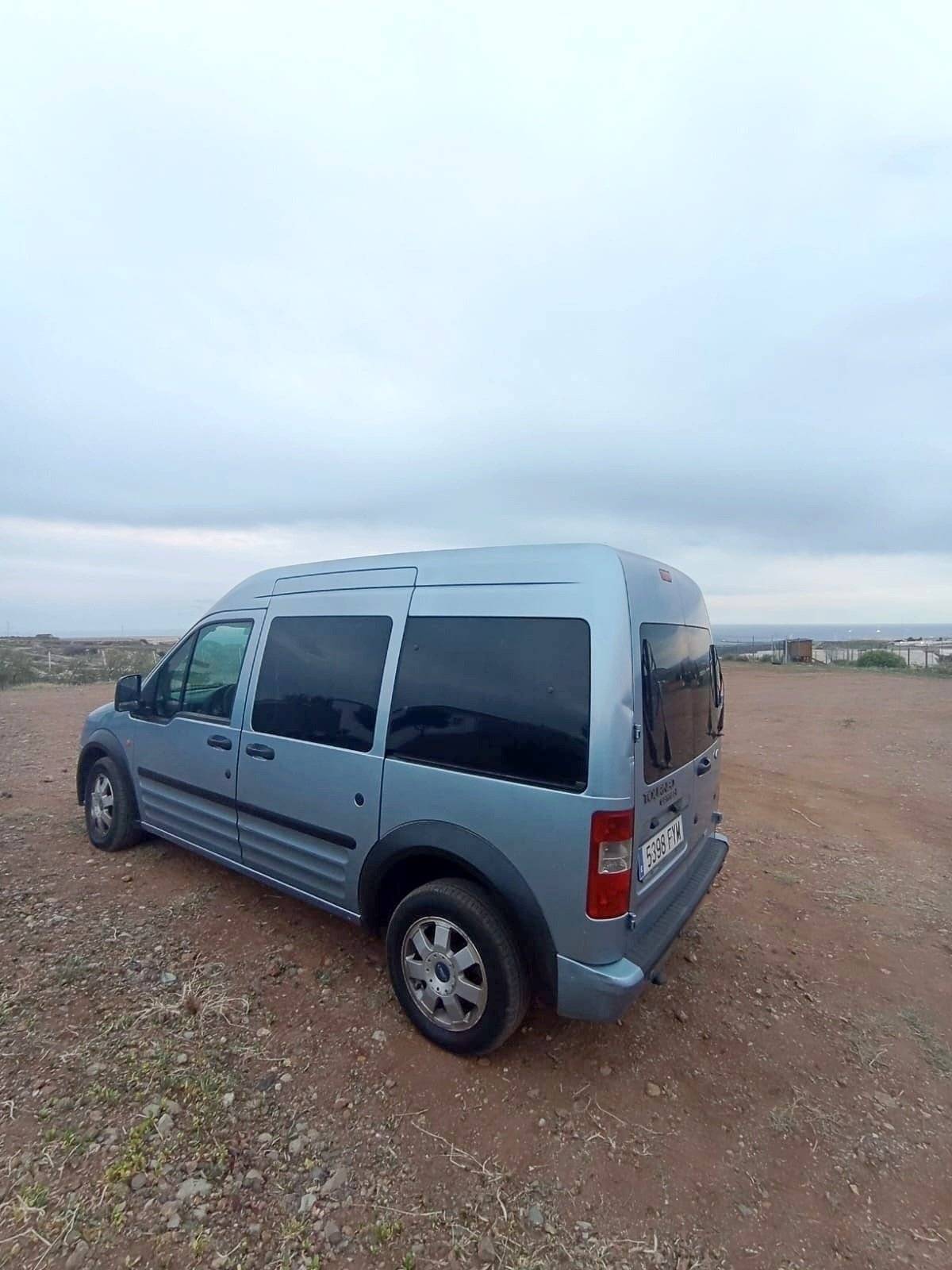 Vista frontale a ¾ Ford Ford Transit Connect - Yescapa