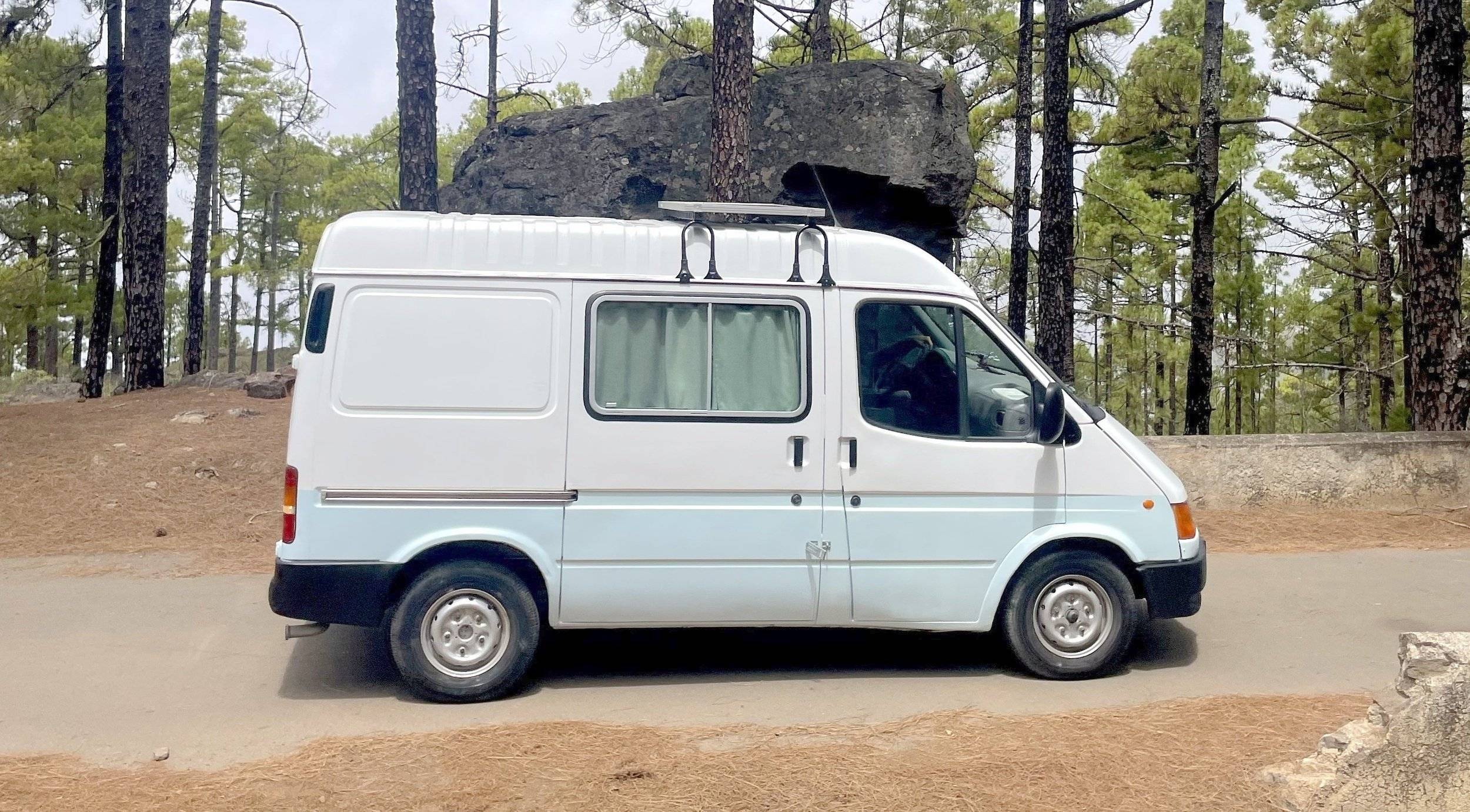 Vista frontale a ¾ Ford Transit - Yescapa