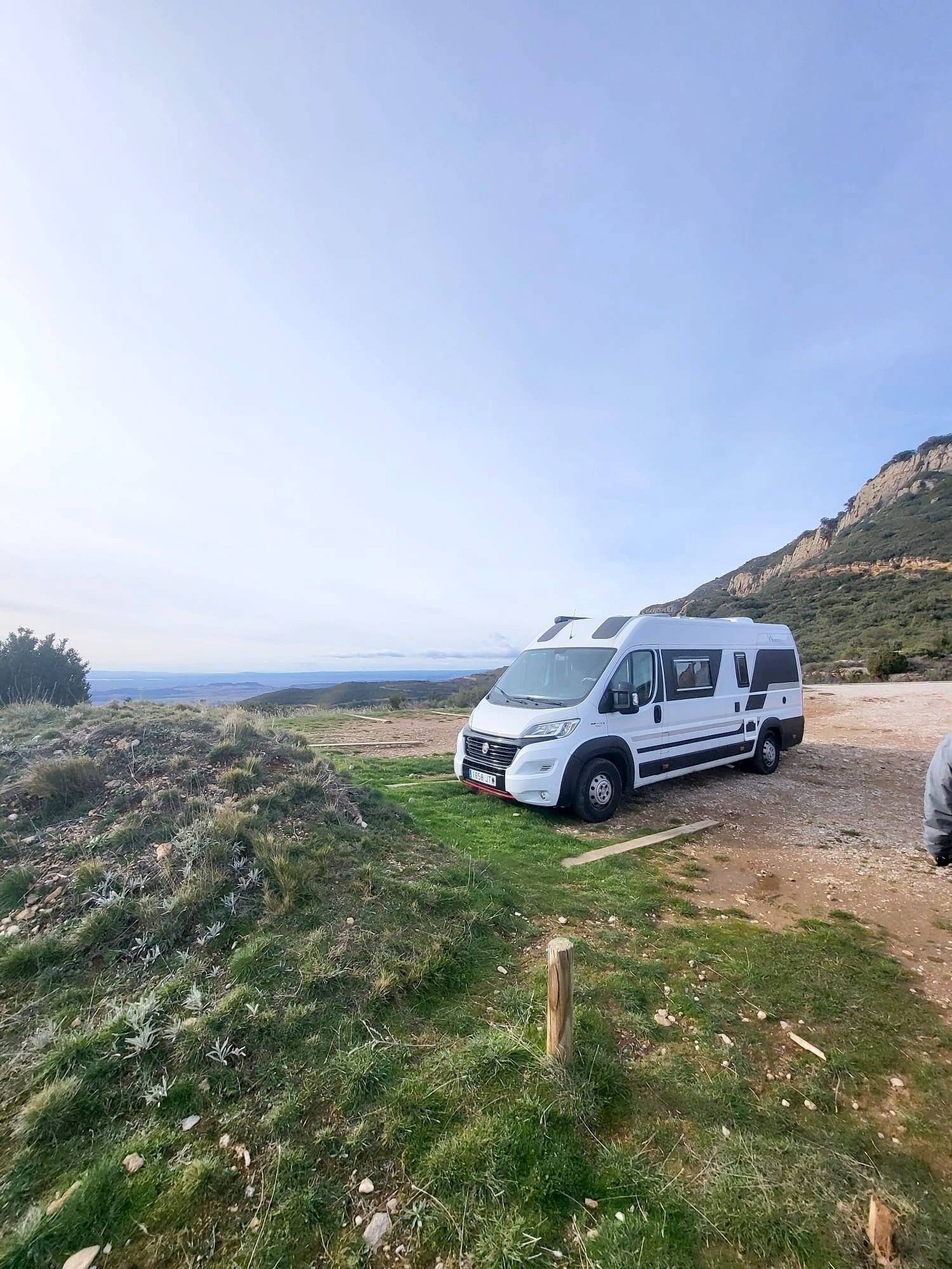 Vista del vehicle angle davanter Fiat - Yescapa