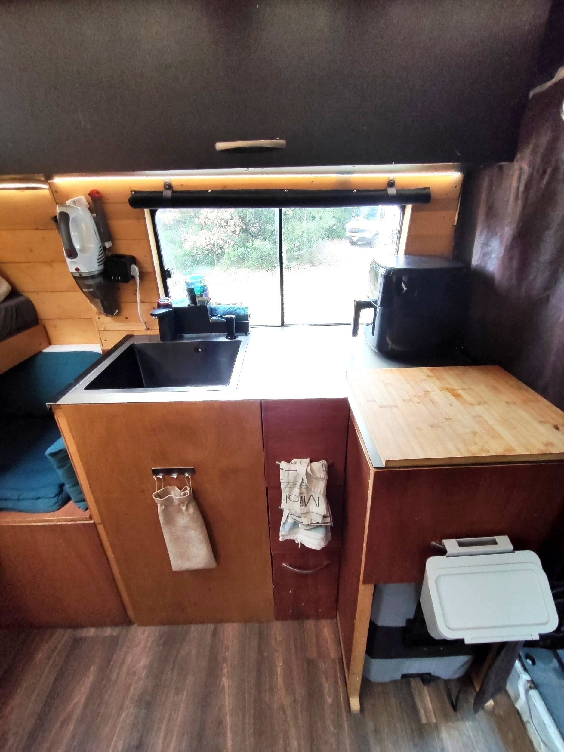 Coin repas Renault Master 2,5 l dCi 120 ch. - Yescapa