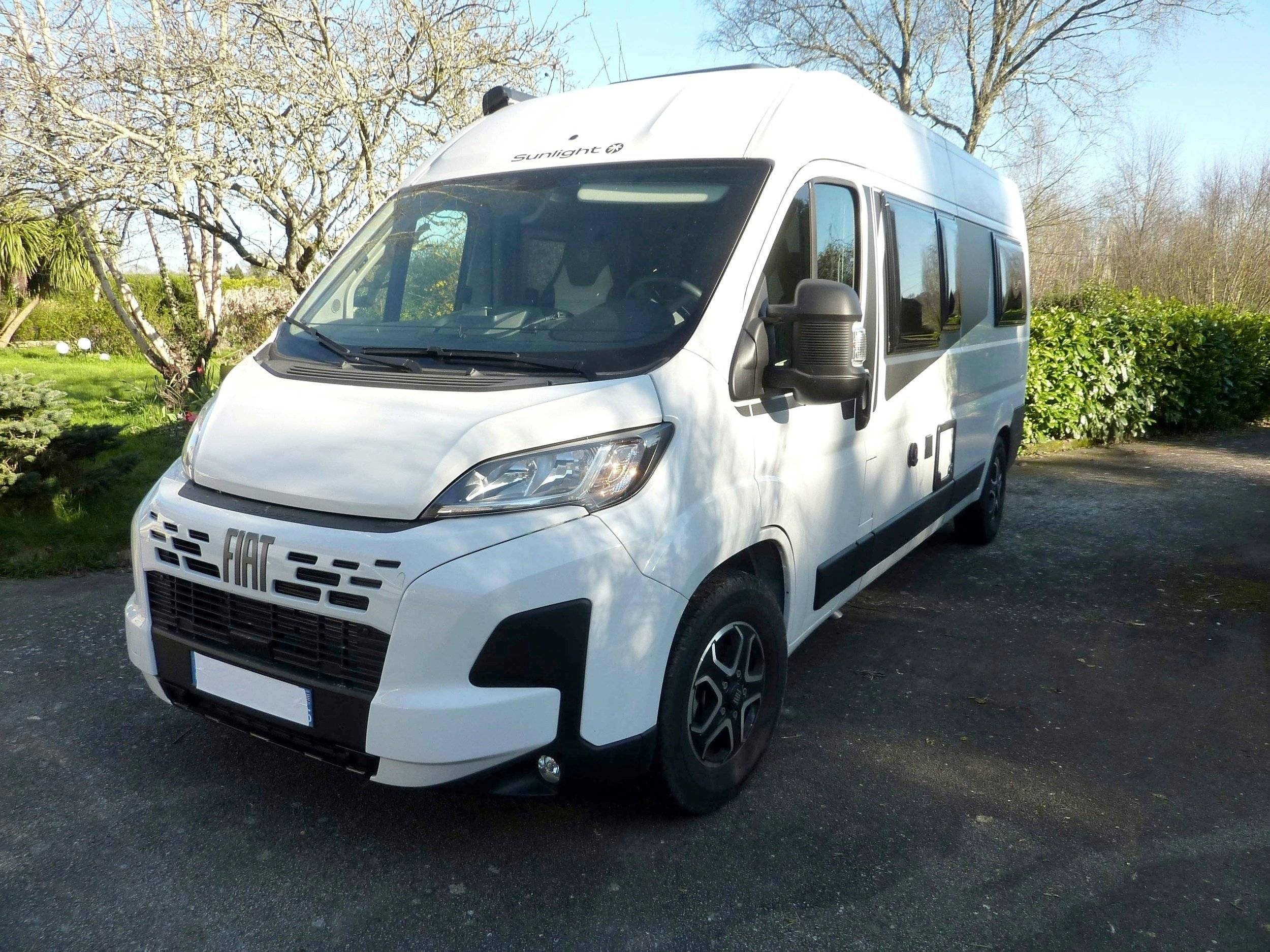 Vista del vehicle angle davanter Fiat Ducato 2,2 l Multijet 130 ch. - Yescapa