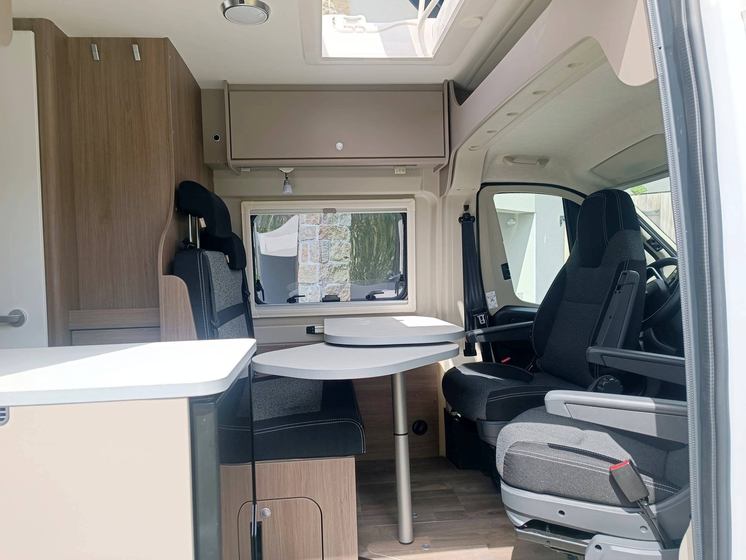 Dining Area Peugeot BOXER 2,2L  140 CH - Yescapa