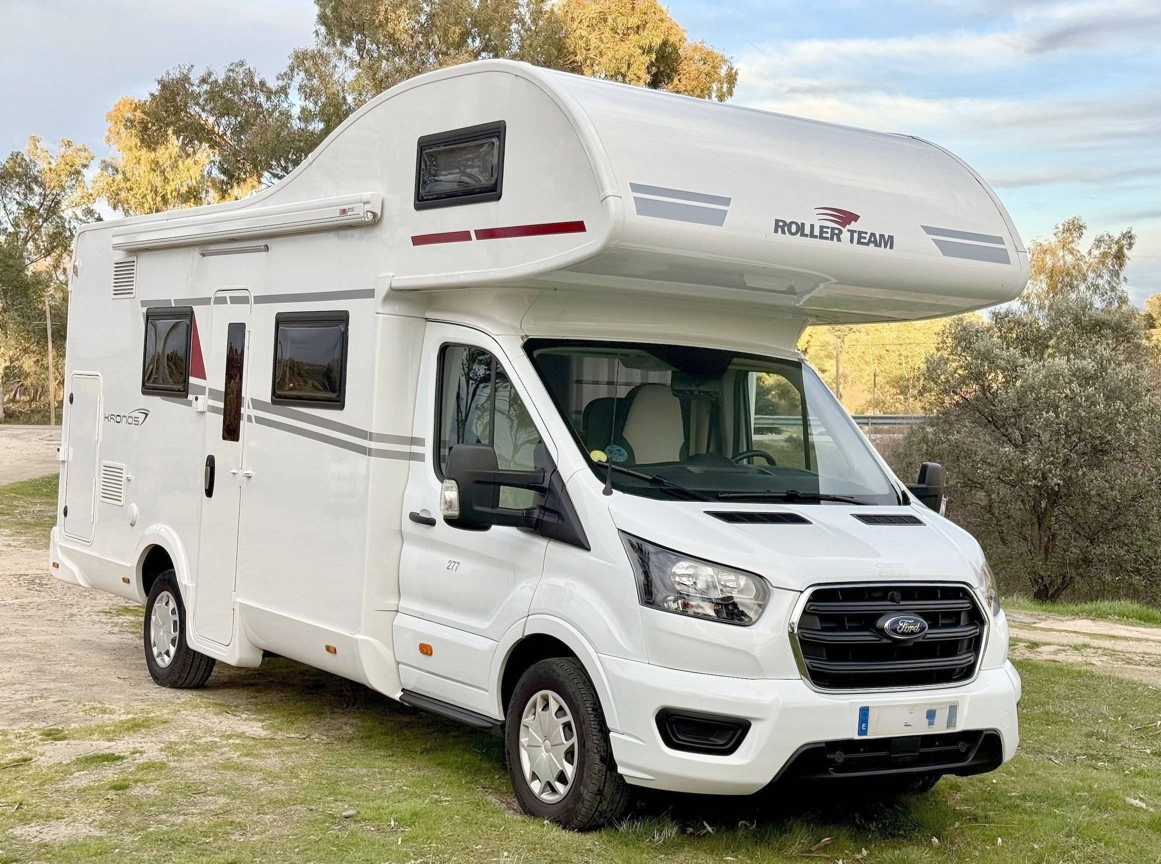 Voorkant 3/4 Ford Transit 2,2 l TDCi 130 ch. - Yescapa