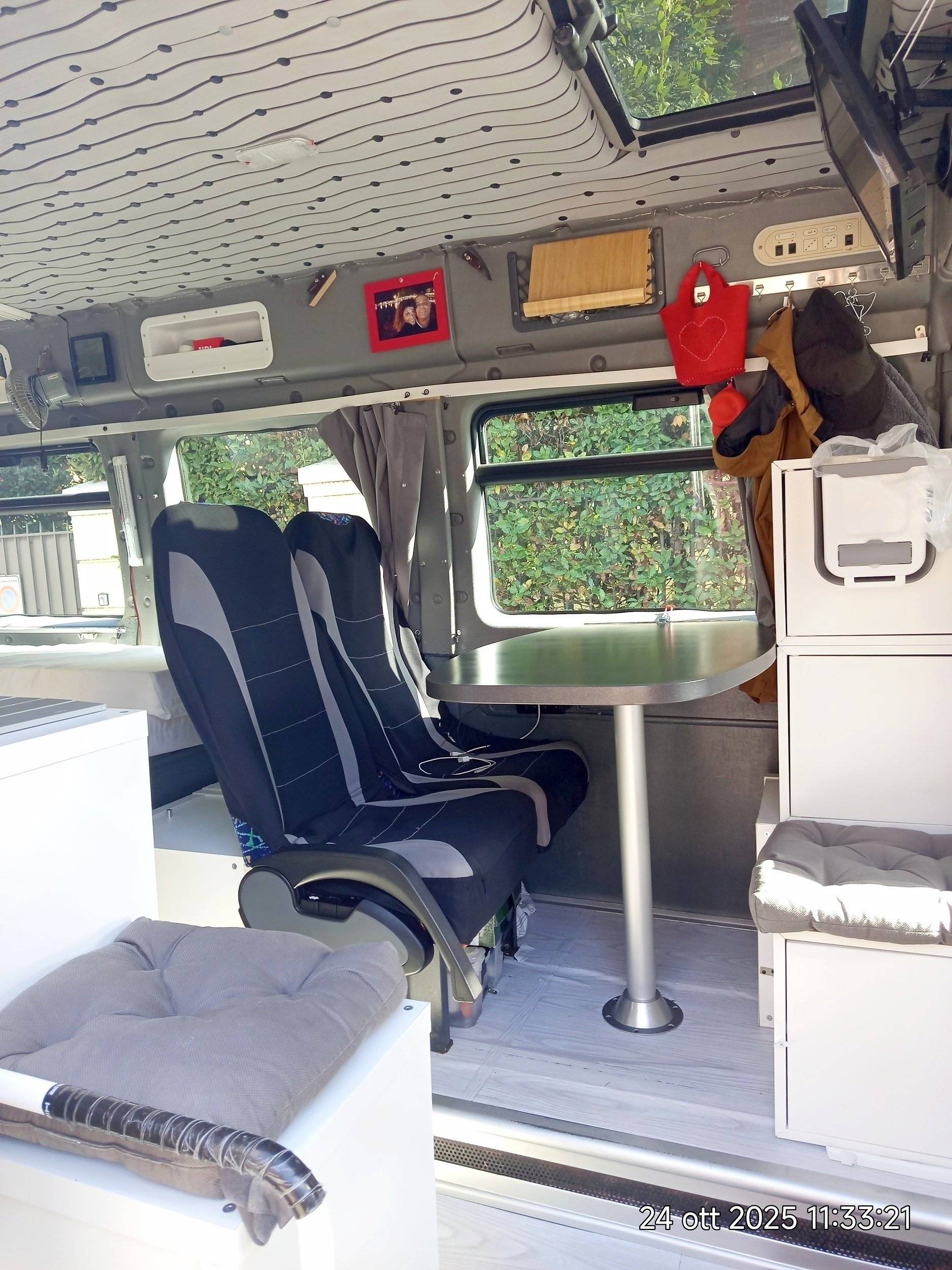 Dining Area Opel OPEL Movano L2H2 - Yescapa