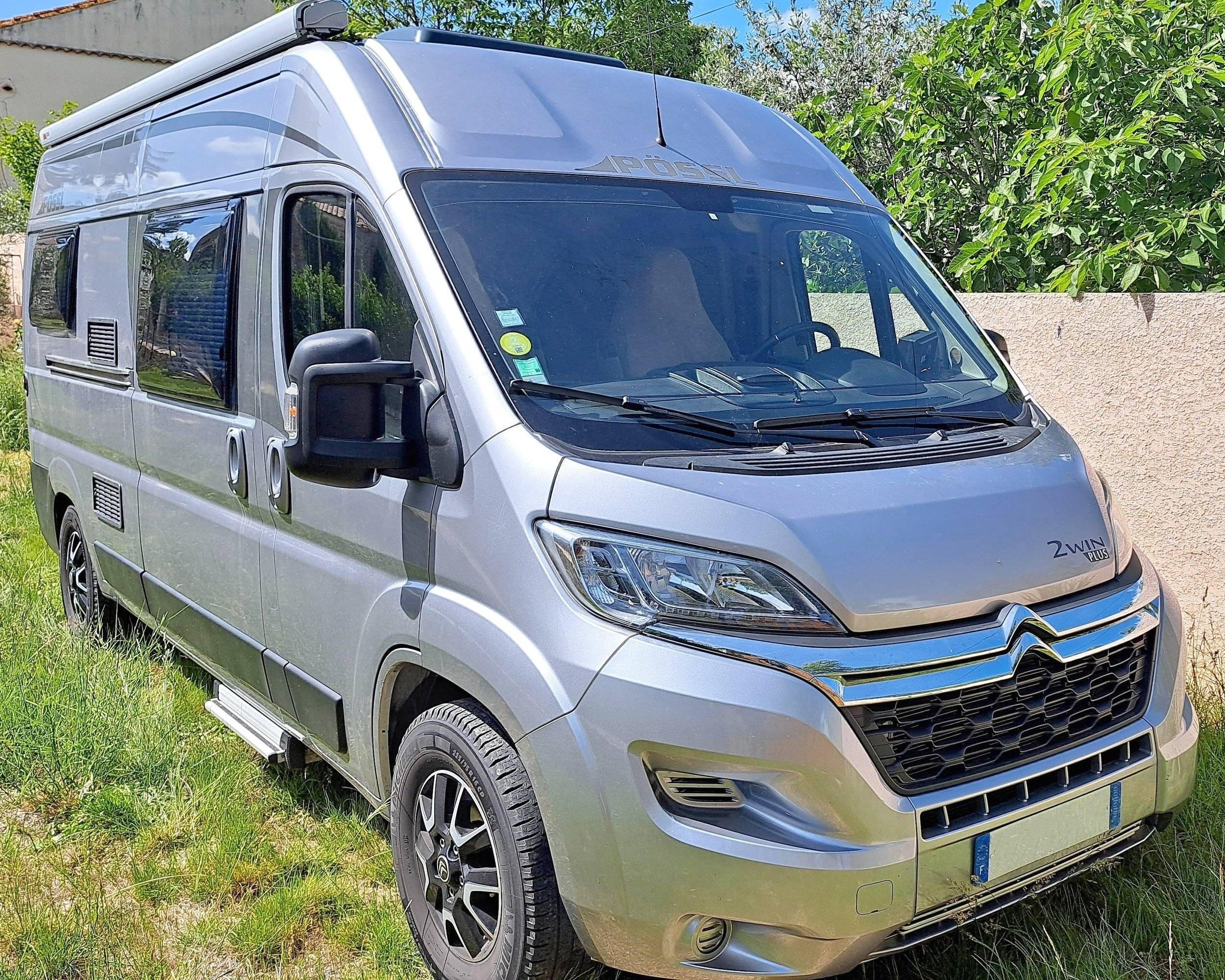 Front view from 3/4 Citroën Jumper BlueHDi 140 - Yescapa