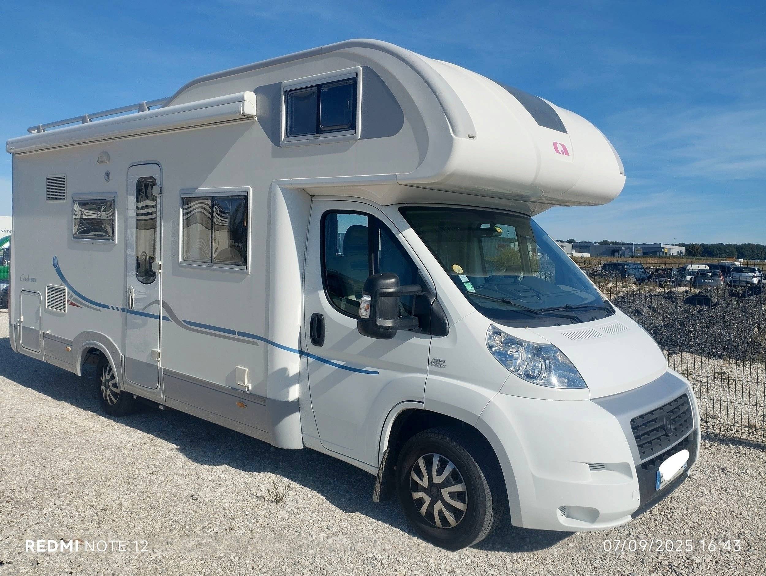 Vue avant de 3/4 Fiat - Yescapa