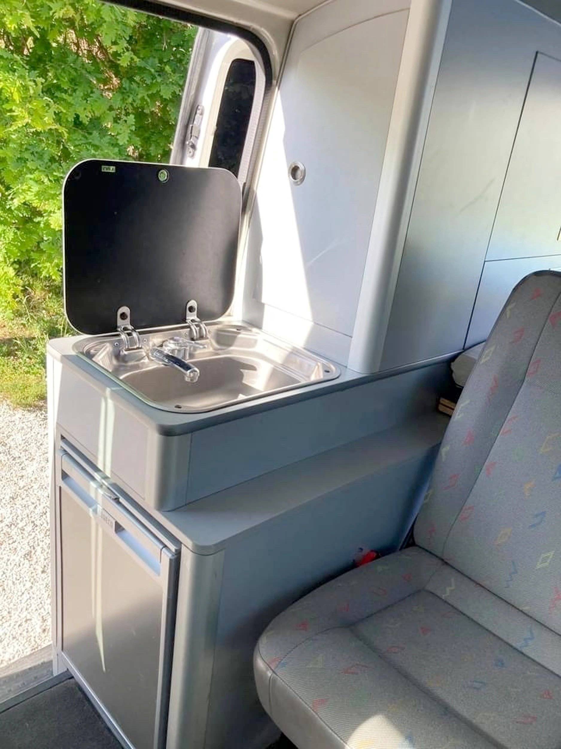 Dining Area Volkswagen transporter T5 130ch - Yescapa