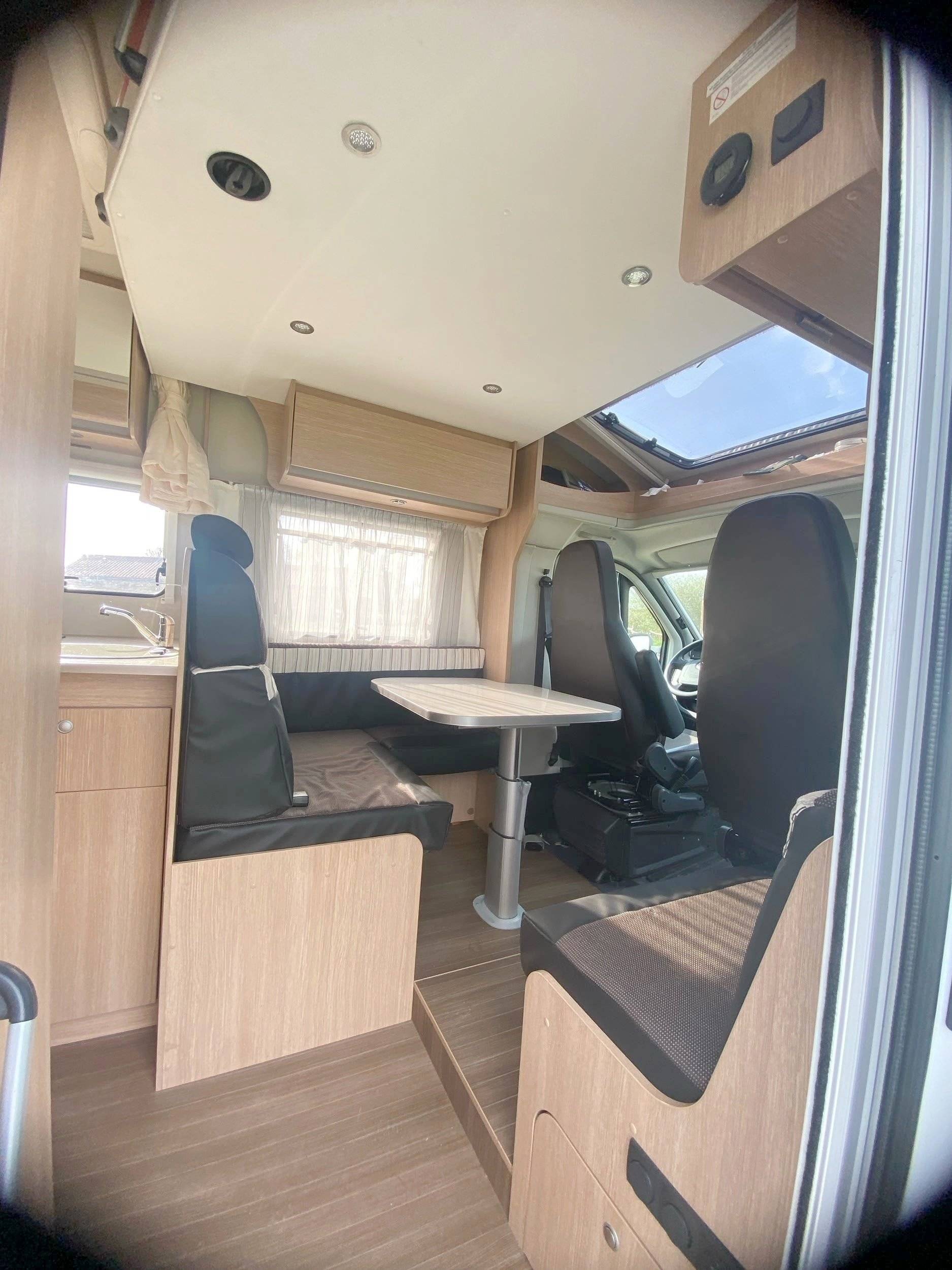 Área de jantar Fiat Ducato 2,3 l Multijet 130 ch. - Yescapa