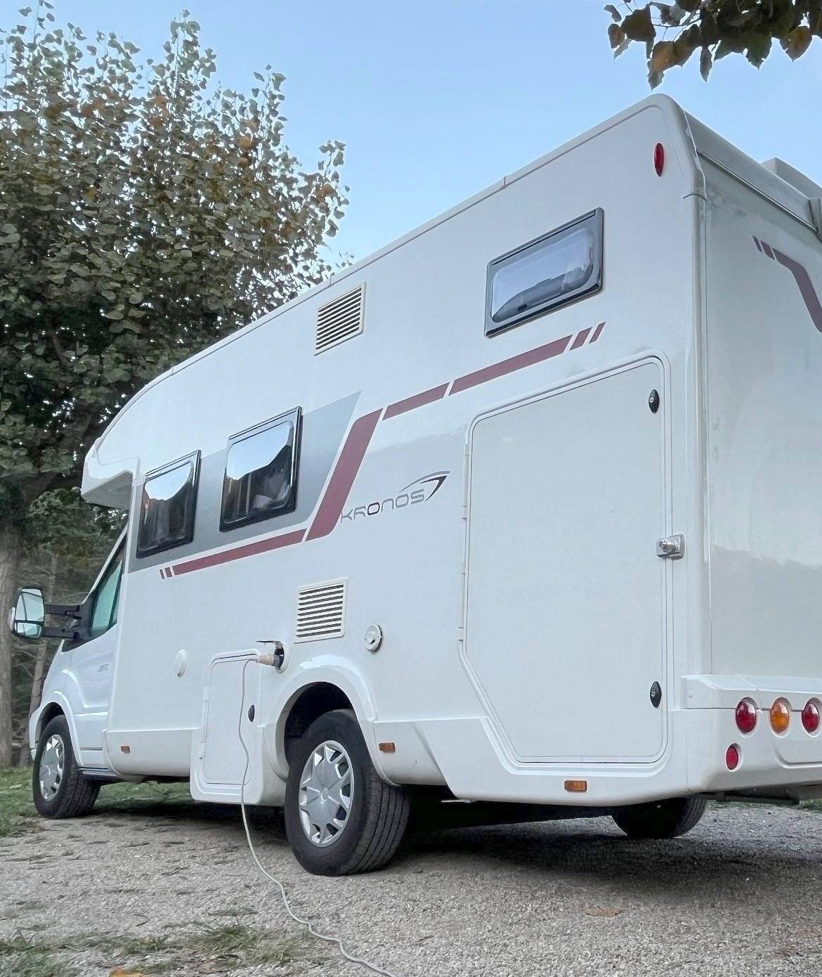 Vue avant de 3/4 Ford Transit 2,0 l 155 ch - Yescapa