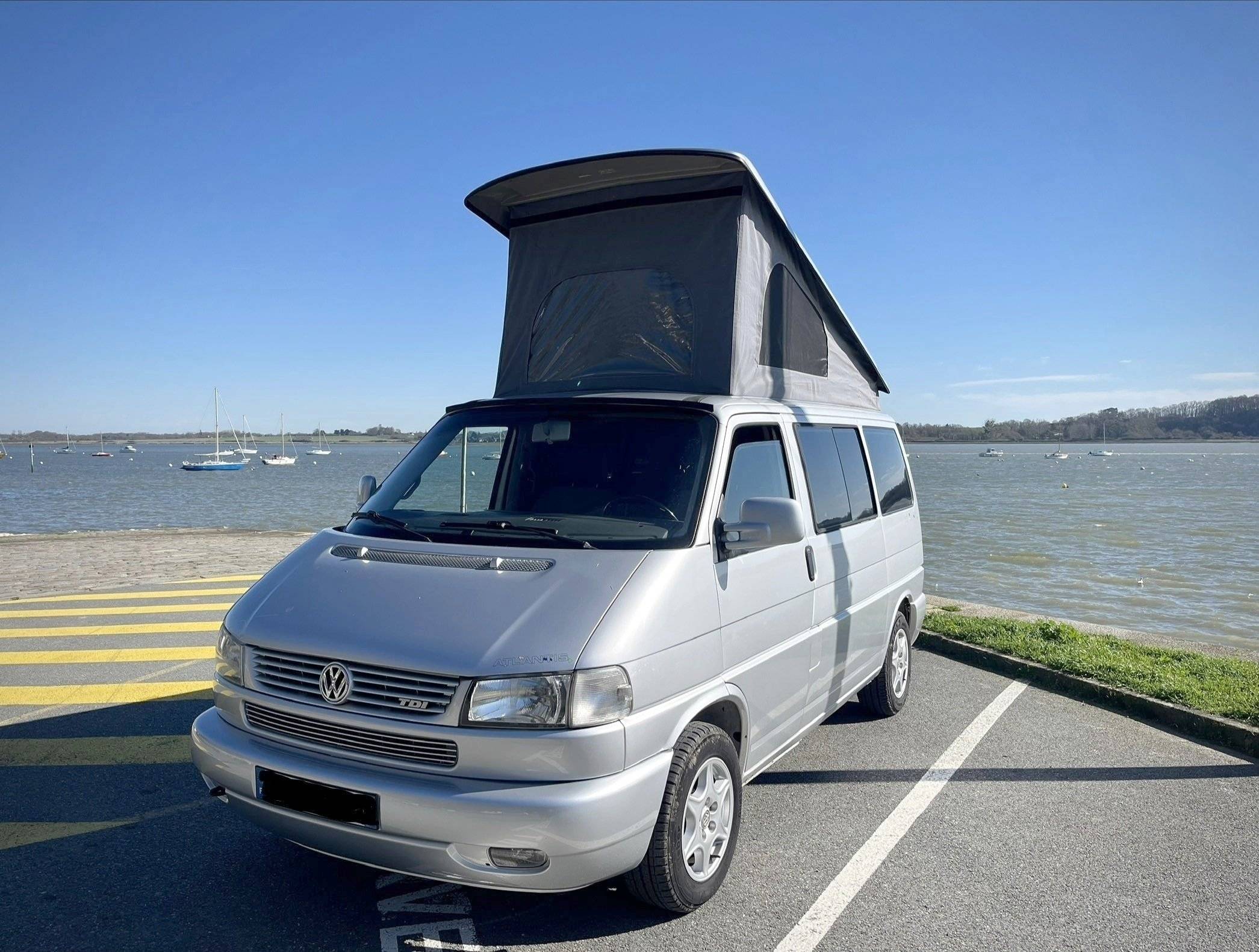 Vista del vehicle angle davanter Volkswagen Transporter T4 Multivan - Yescapa