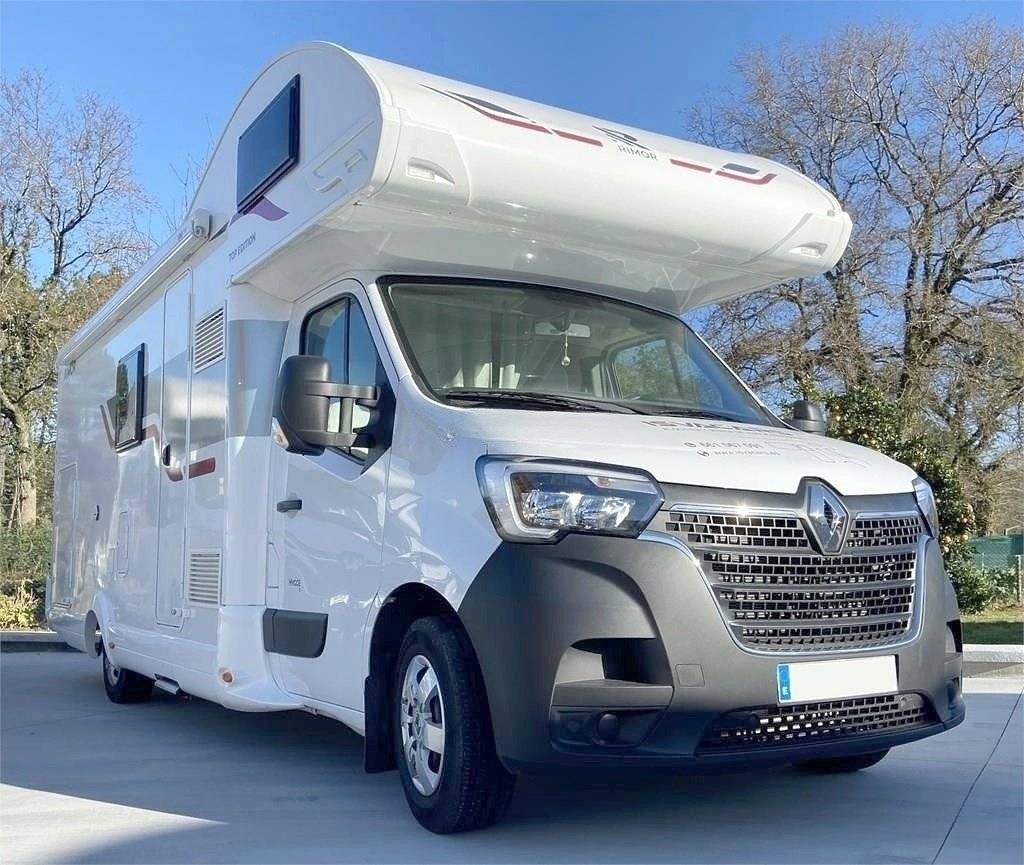 Vista del vehicle angle davanter Renault Renault master - Yescapa