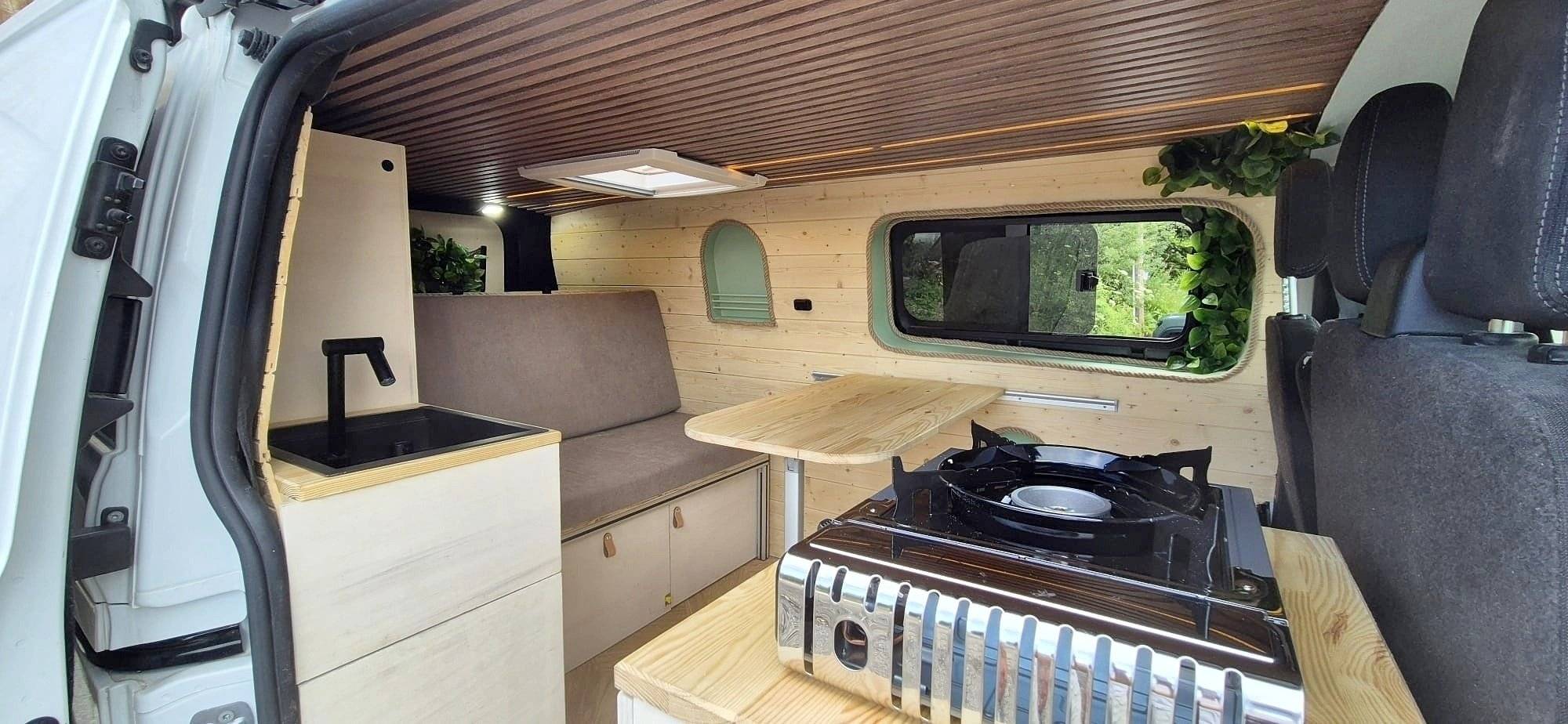 Dining Area ford transit custom L2H1 limited - Yescapa