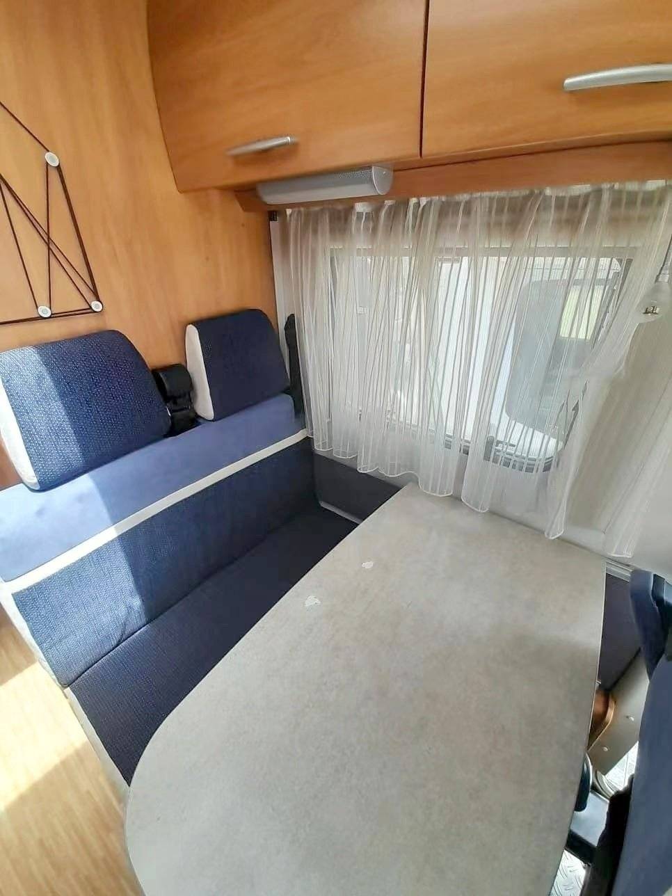Dinette Ford Ford - Yescapa