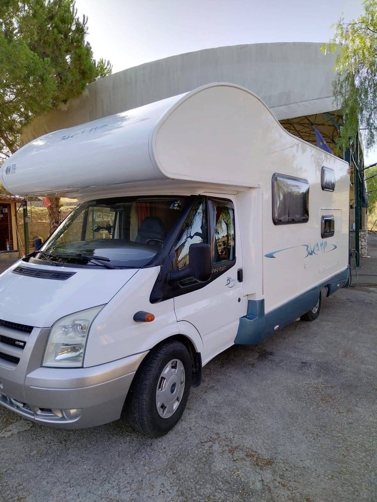 schräge Vorderansicht Ford - Yescapa