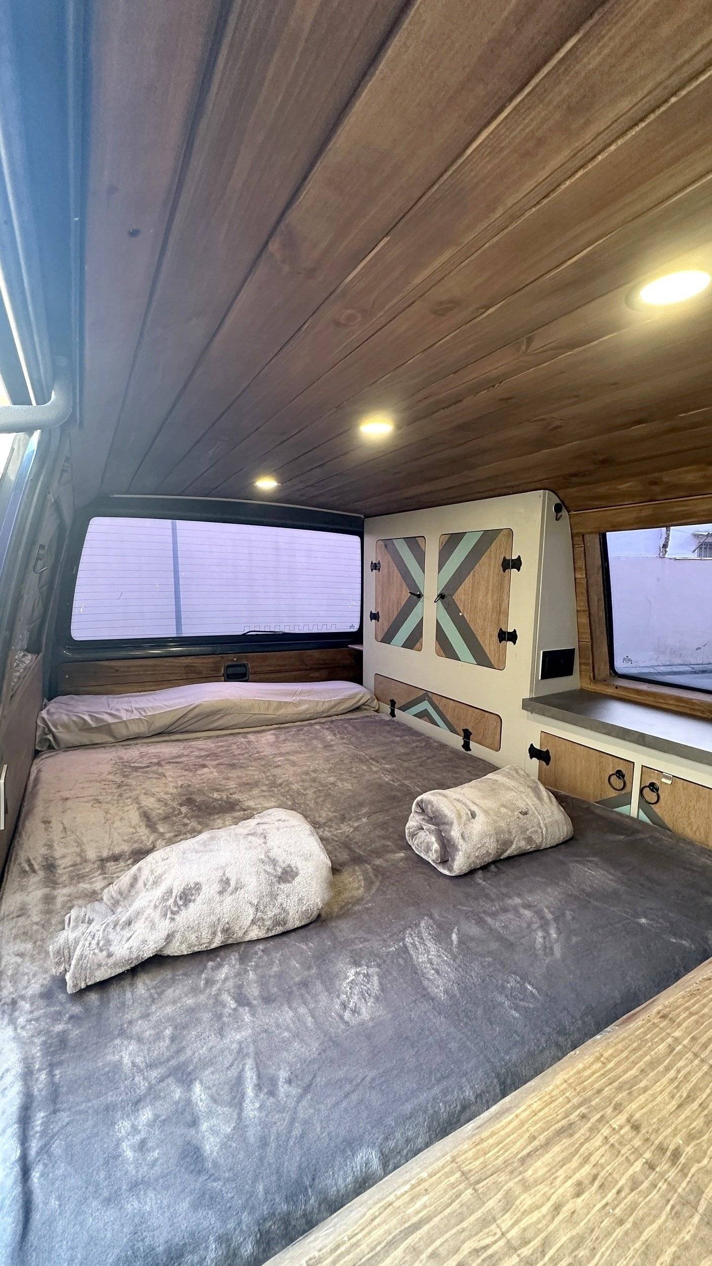 Dining Area Volkswagen Caravelle - Yescapa