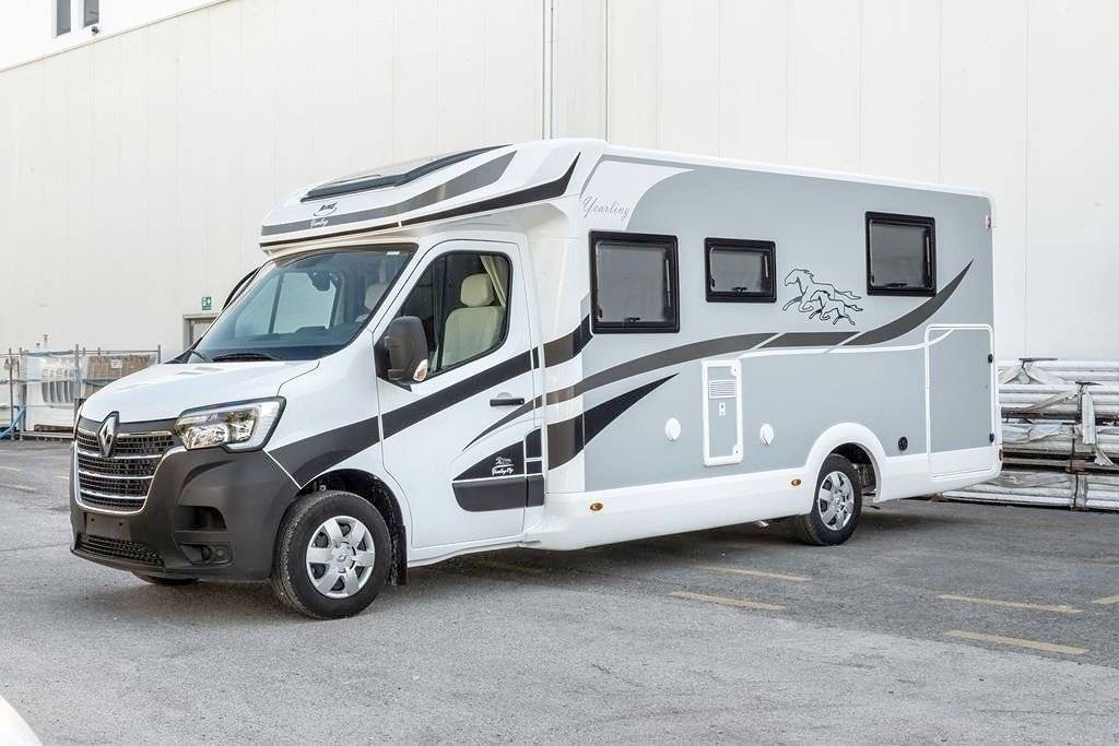 Vue avant de 3/4 Renault Master 2,3 l 165 ch - Yescapa