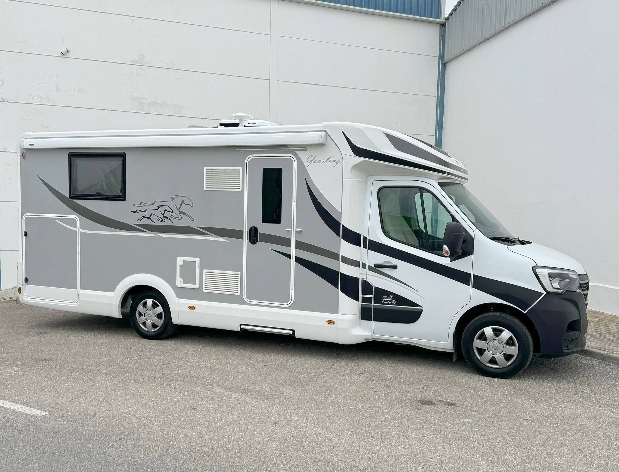 Vue avant de 3/4 Renault Master 2,3 l 165 ch - Yescapa