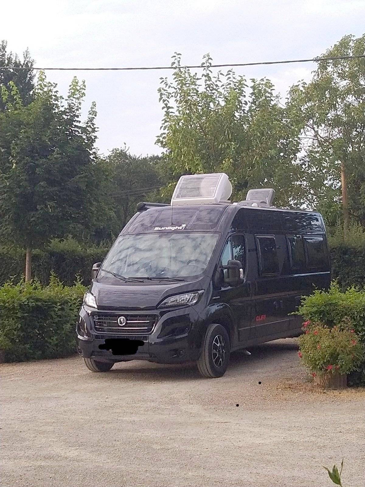 Vue avant de 3/4 Fiat 2,3 l Multijet 140 - Yescapa