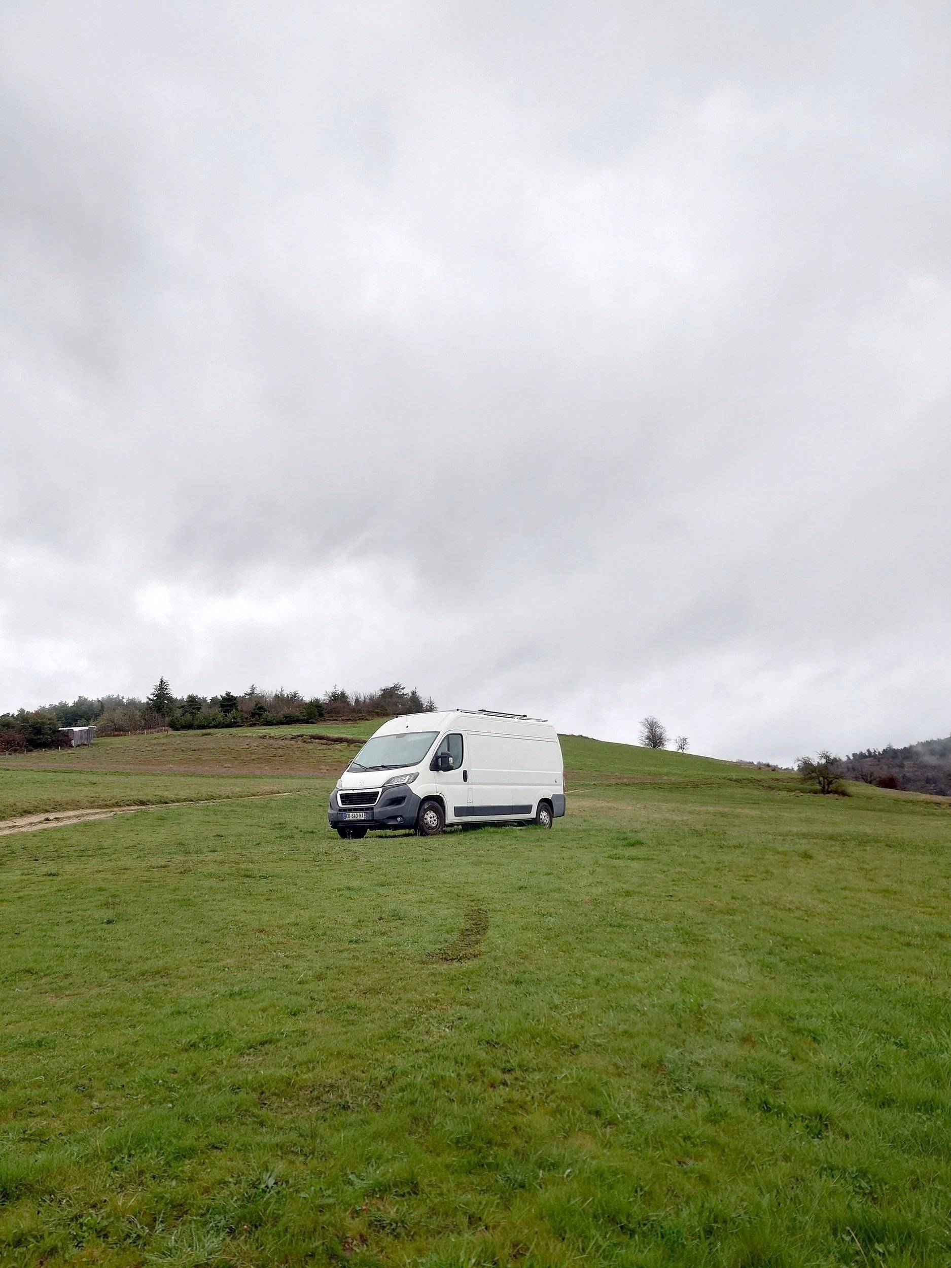 Vista de 3/4 Peugeot Boxer 2,2 l 130 ch - Yescapa