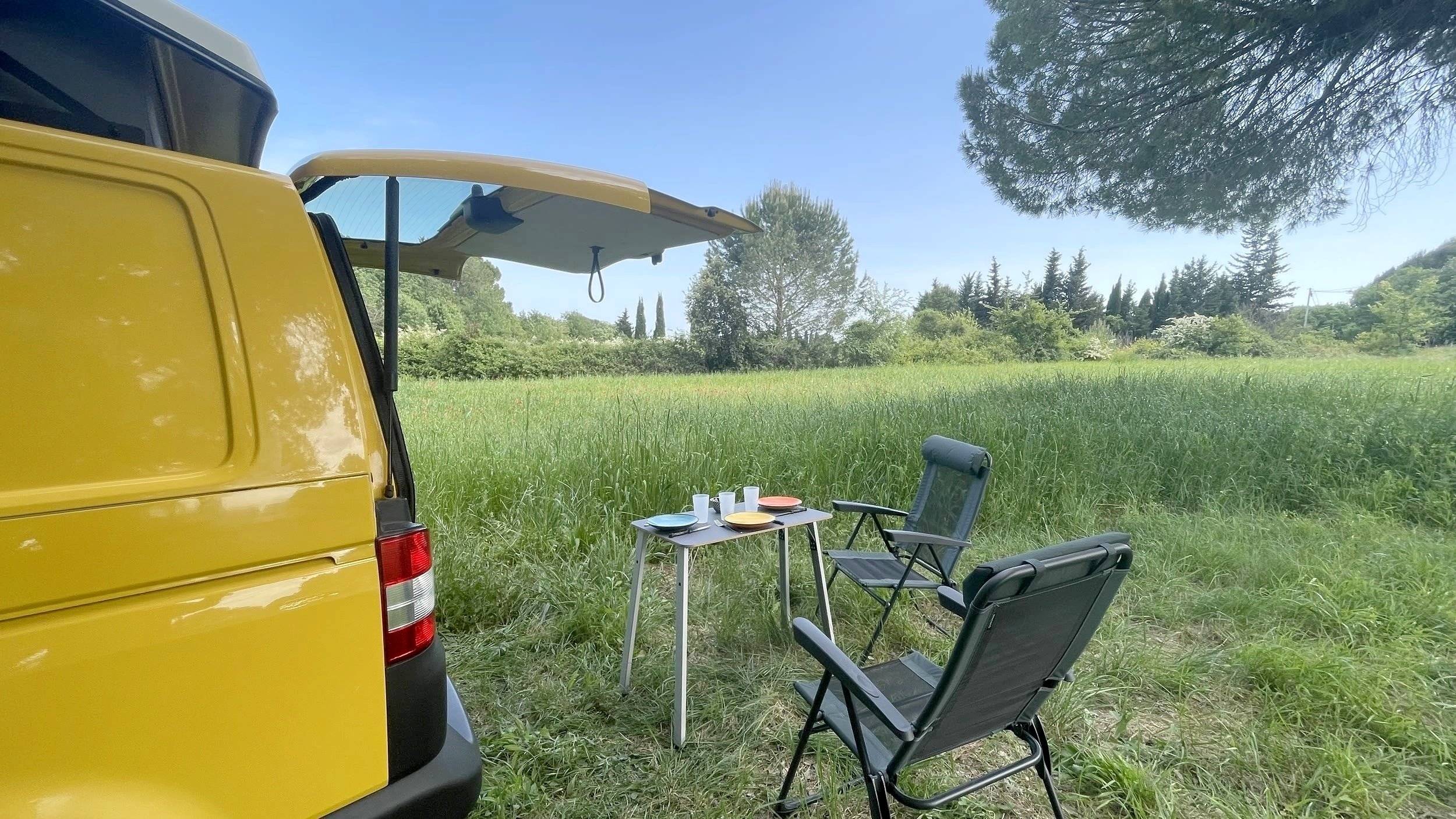 Dining Area Volkswagen T5 2 l 84 ch - Yescapa
