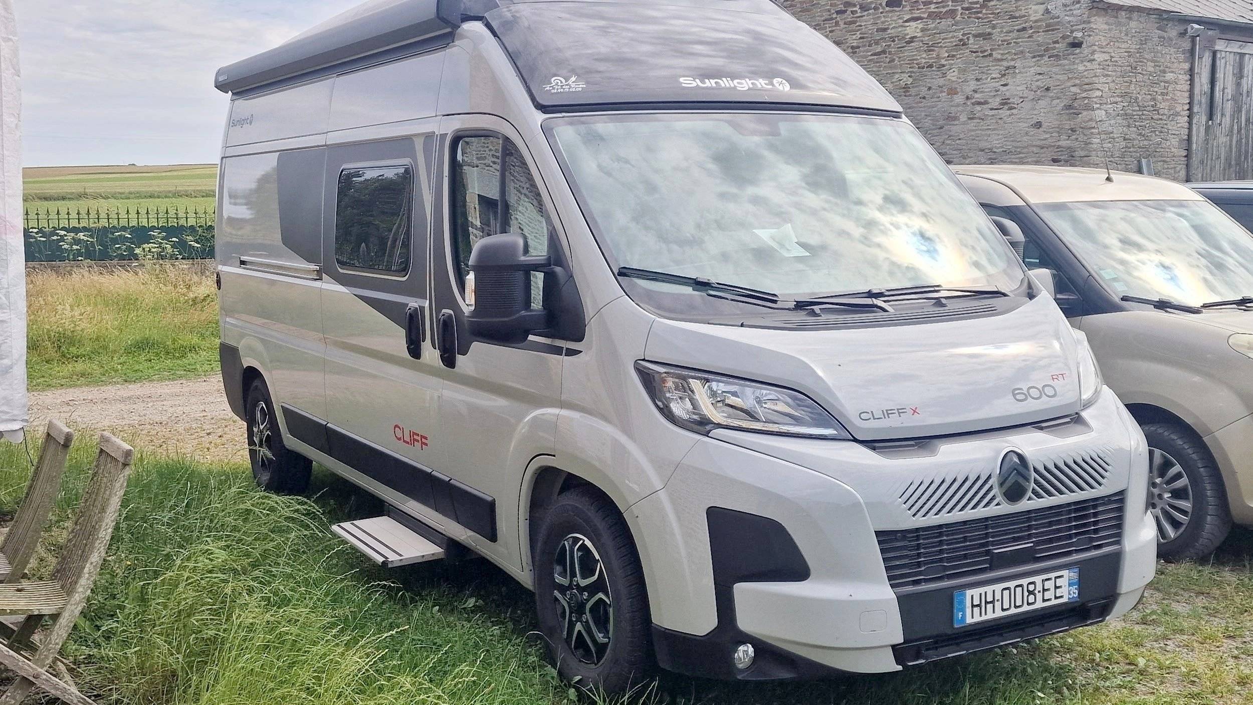 schräge Vorderansicht Citroën Citroen Jumper 2,2 l Blue HDi (103kW / 140PS) - Yescapa