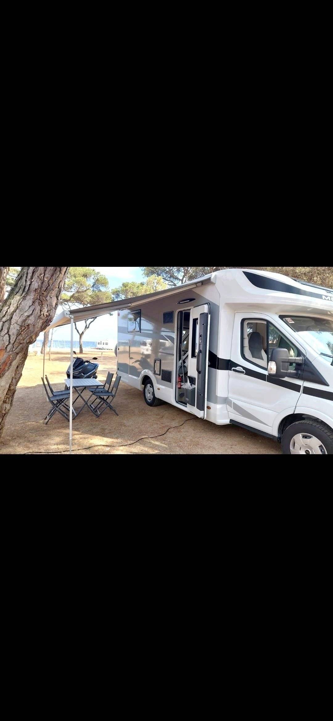 Vue avant de 3/4 Ford Transit 2,0 l 170 ch - Yescapa