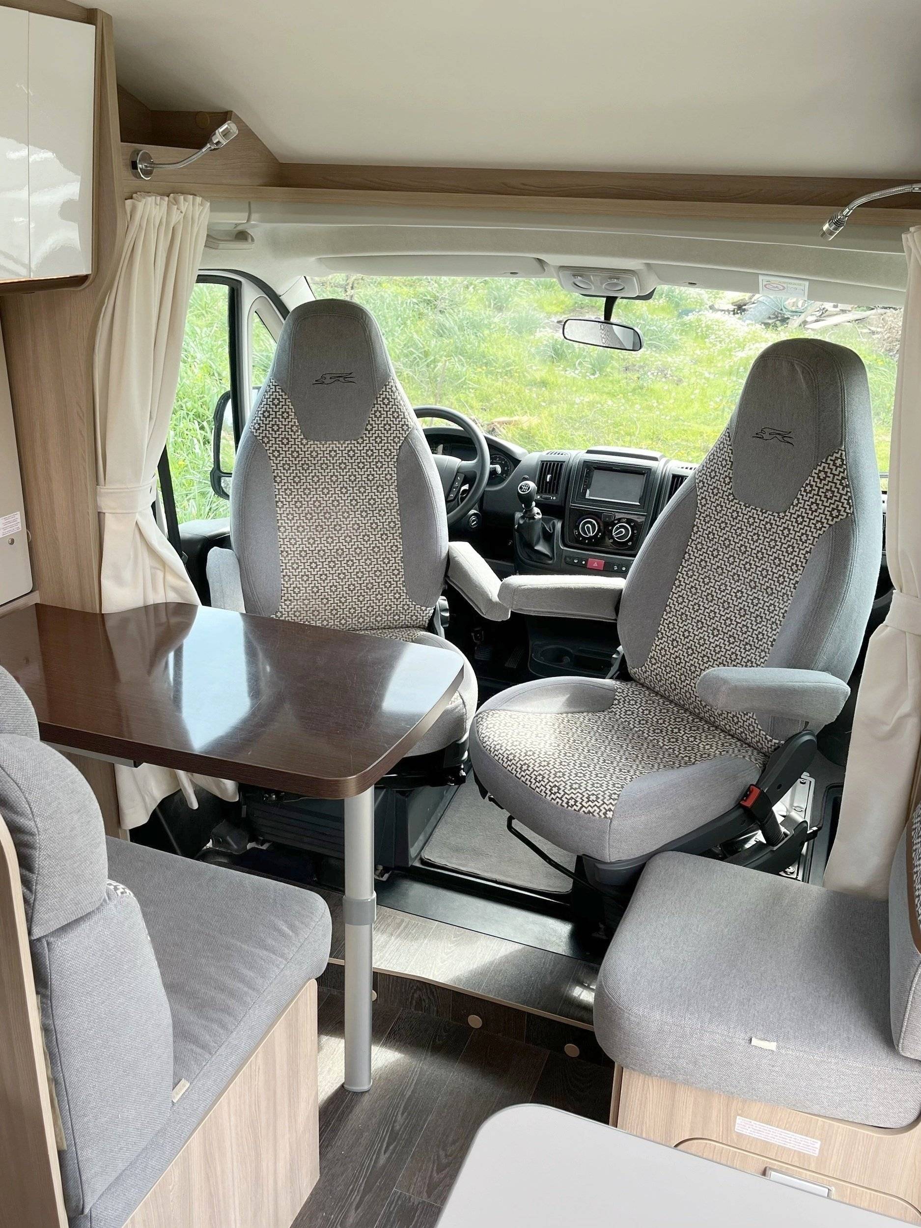 Teilintegriertes Wohnmobil