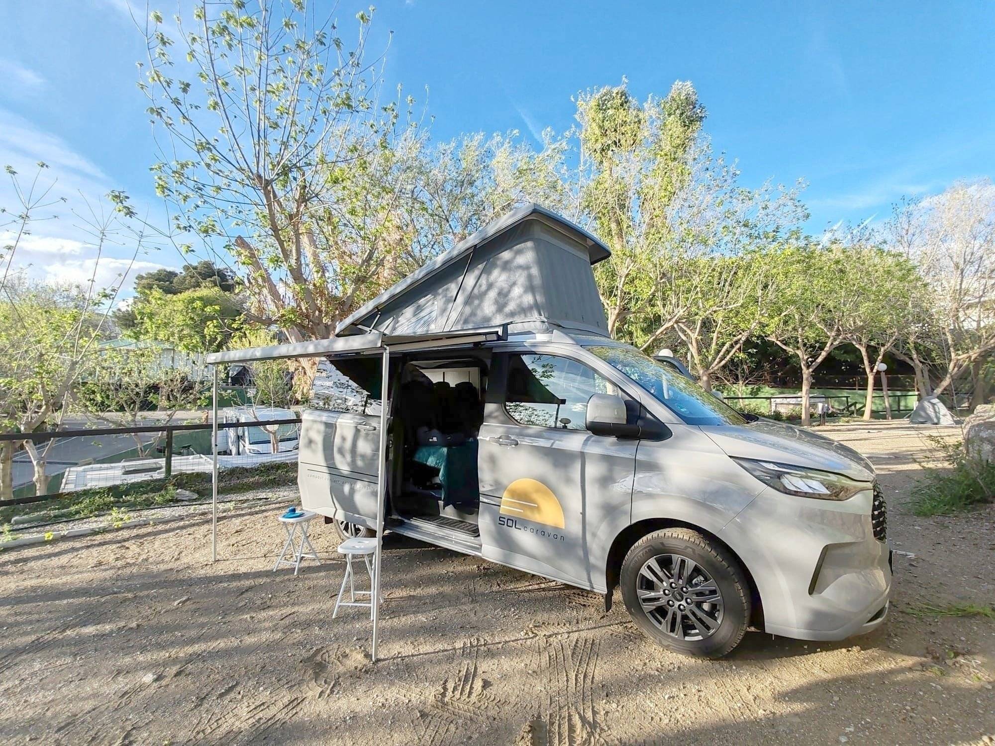 schräge Vorderansicht Ford - Yescapa