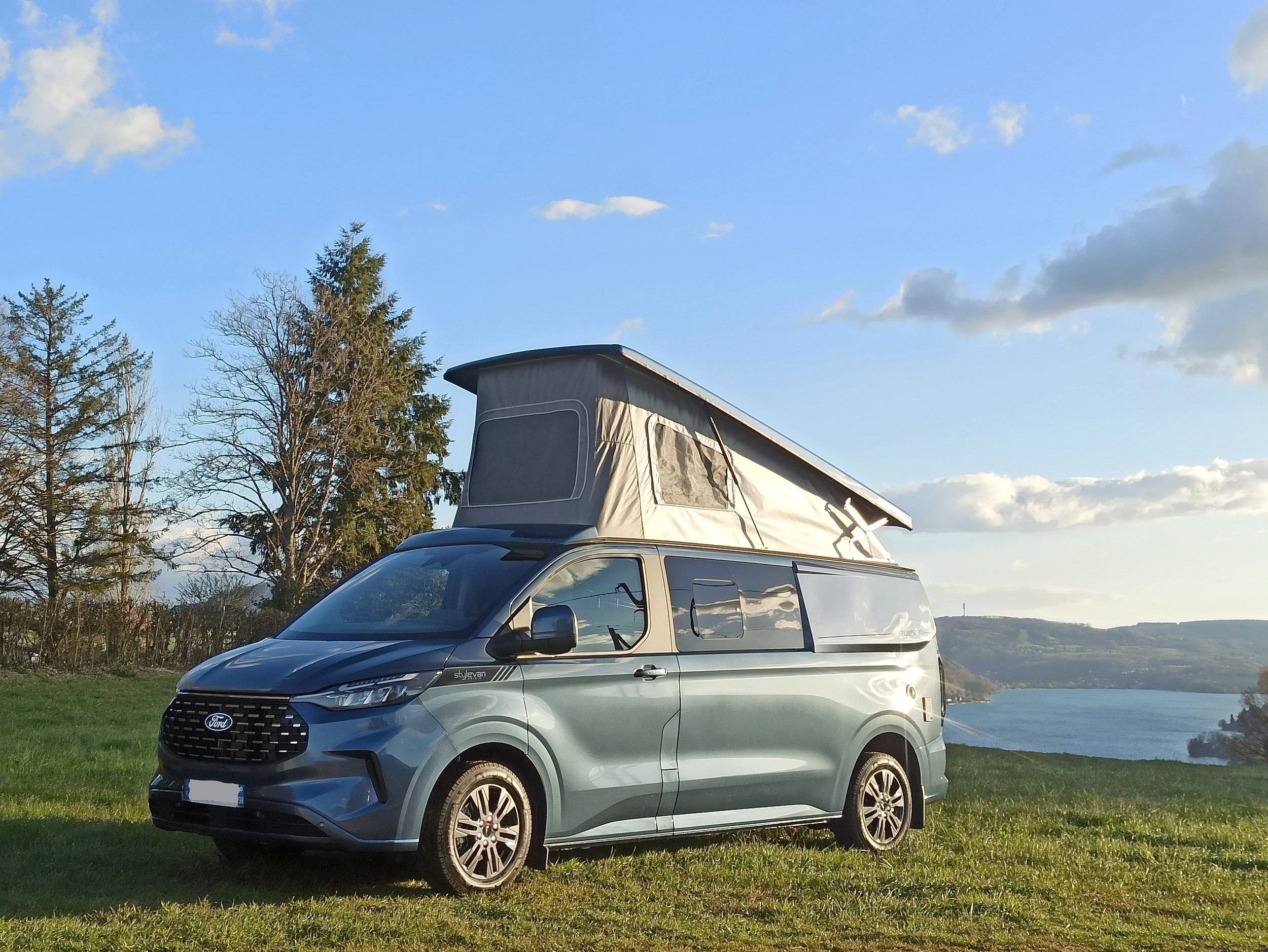 Vista frontale a ¾ Ford Transit 2,0 l 170 ch - Yescapa