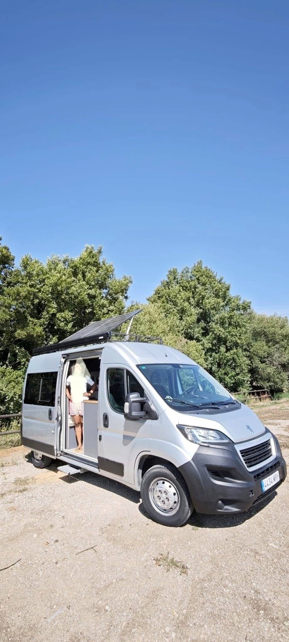 Vista de 3/4 Peugeot Boxer 2,2 l 130 ch - Yescapa