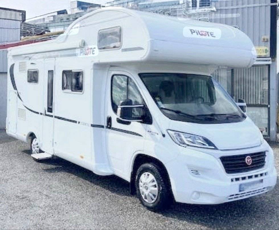 Vista del vehículo ángulo delantero Fiat 2.3 140CV - Yescapa