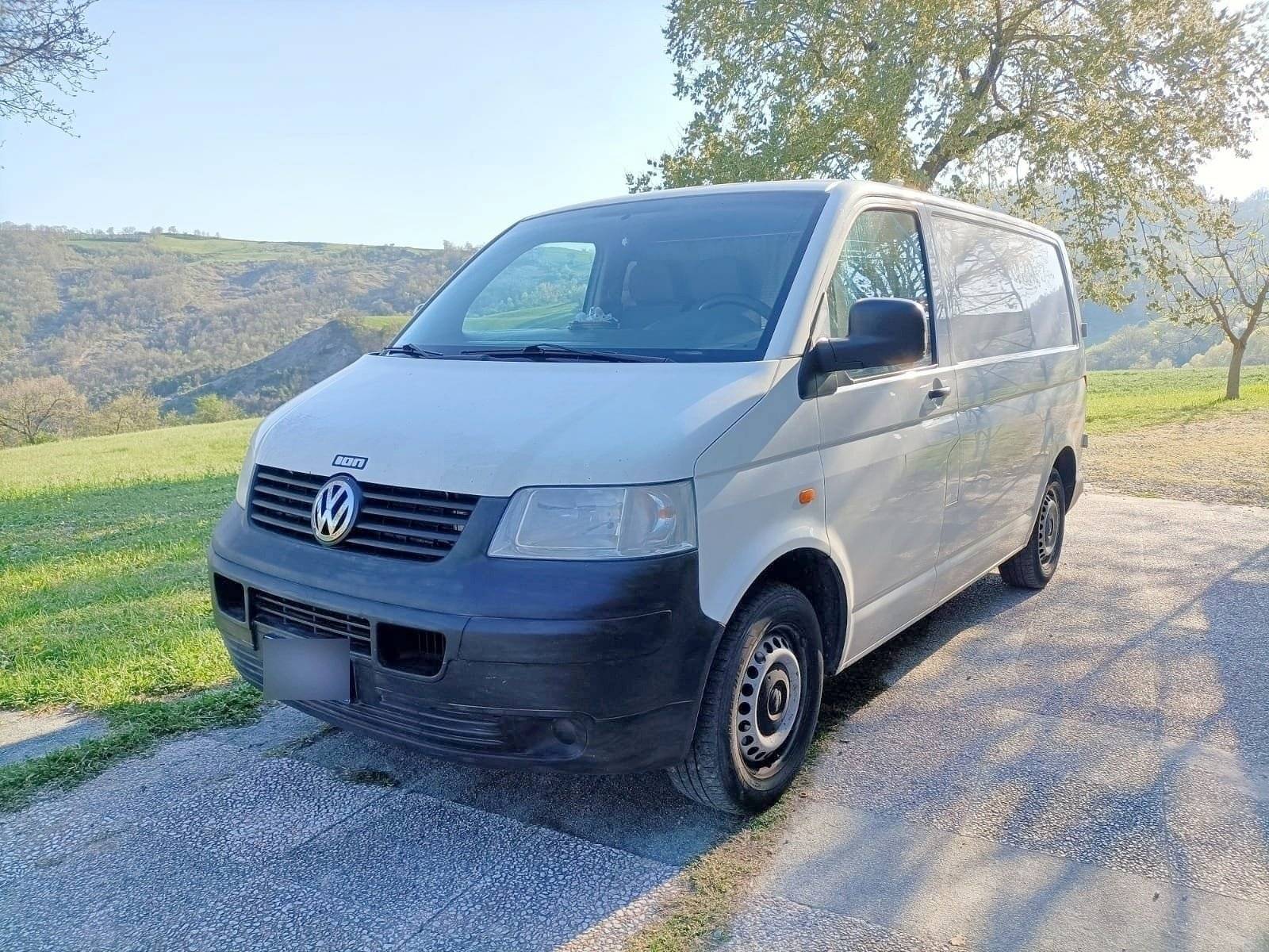 Front view from 3/4 Volkswagen Transporter T5 - Yescapa