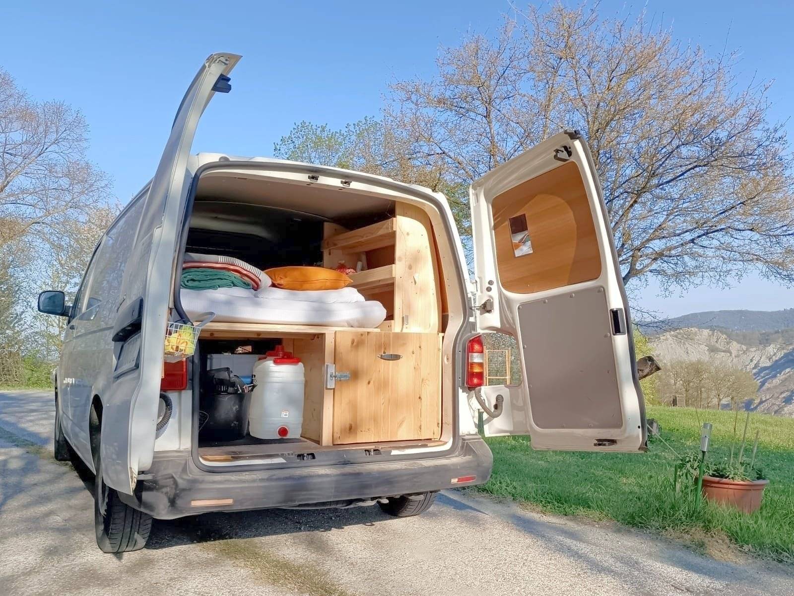 Vista de 3/4 Volkswagen Transporter T5 - Yescapa