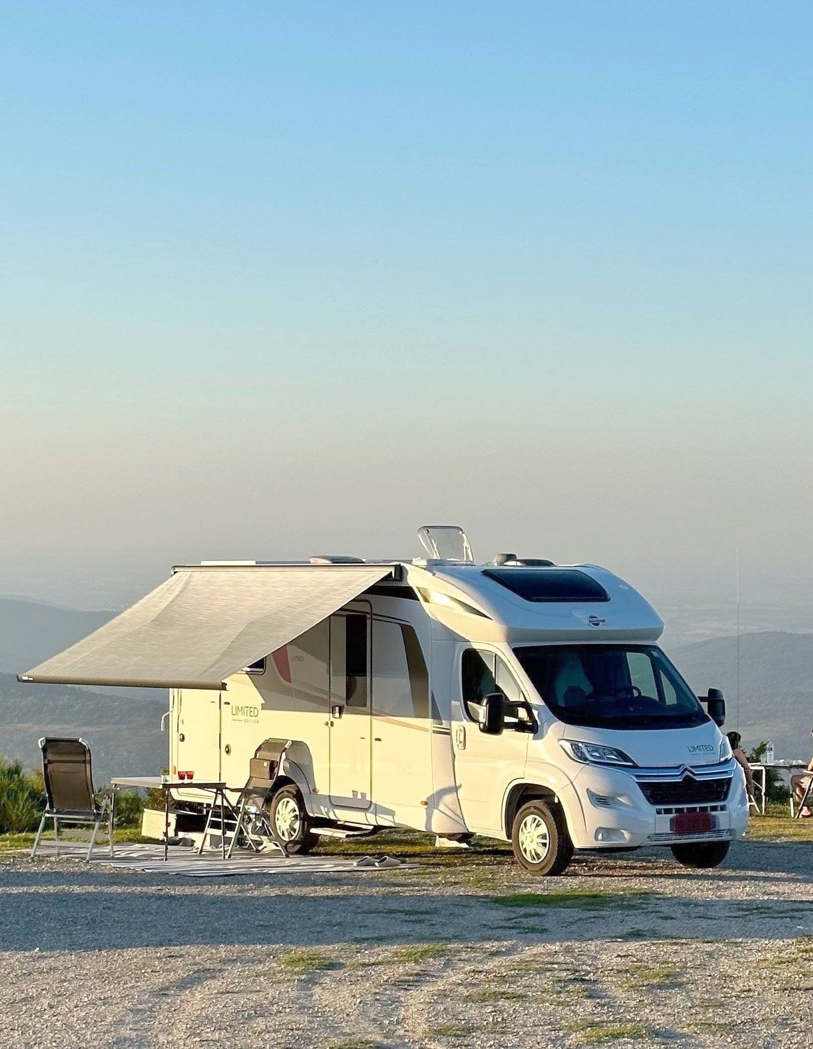 Vue avant de 3/4 Citroën Jumper 2,2 140 cvs - Yescapa