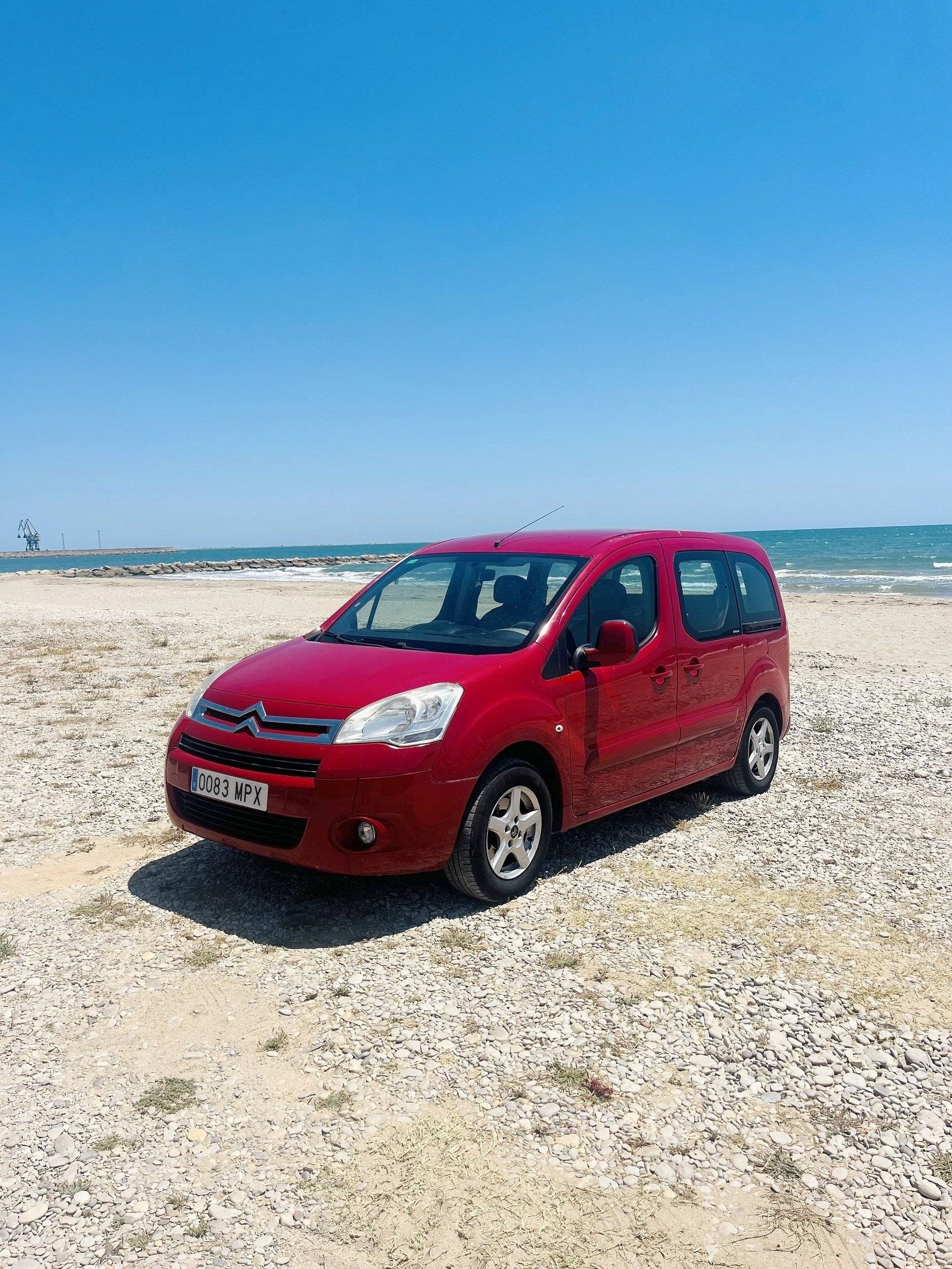 schräge Vorderansicht Citroën Berlingo Multispace - Yescapa