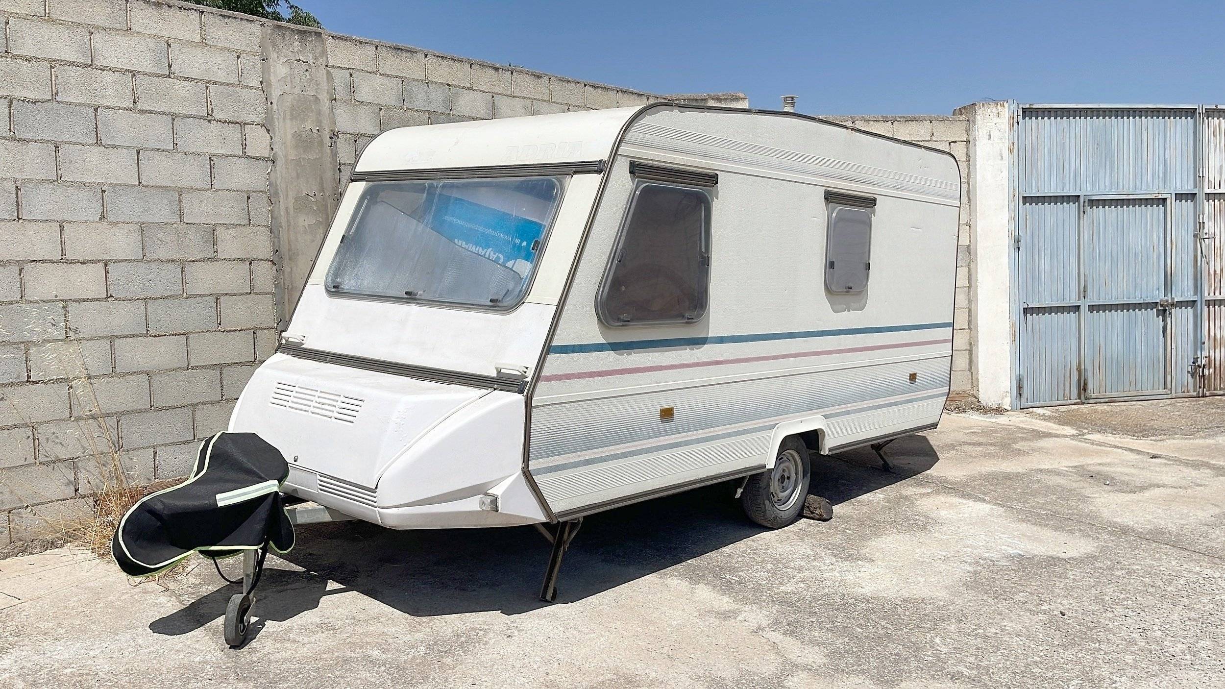 Vue avant de 3/4 Nissan - Yescapa